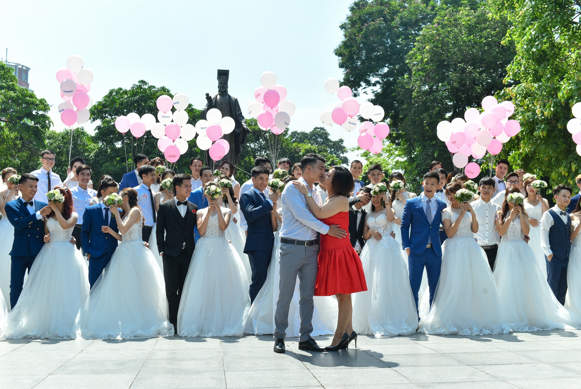 chup anh cuoi tap the ben ho guom anh 10