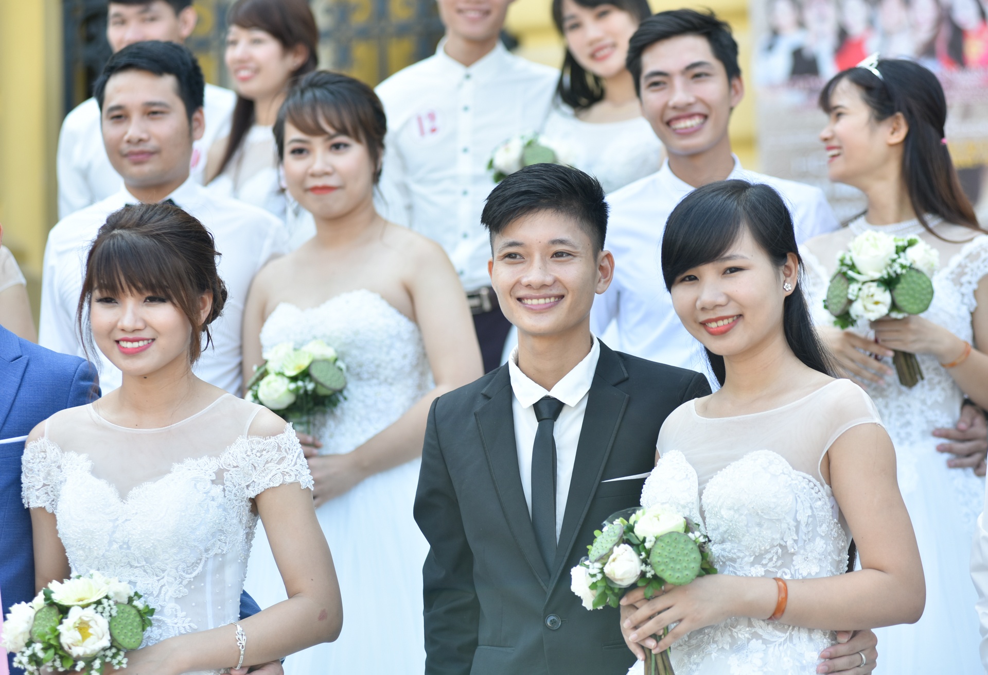 chup anh cuoi tap the ben ho guom anh 2