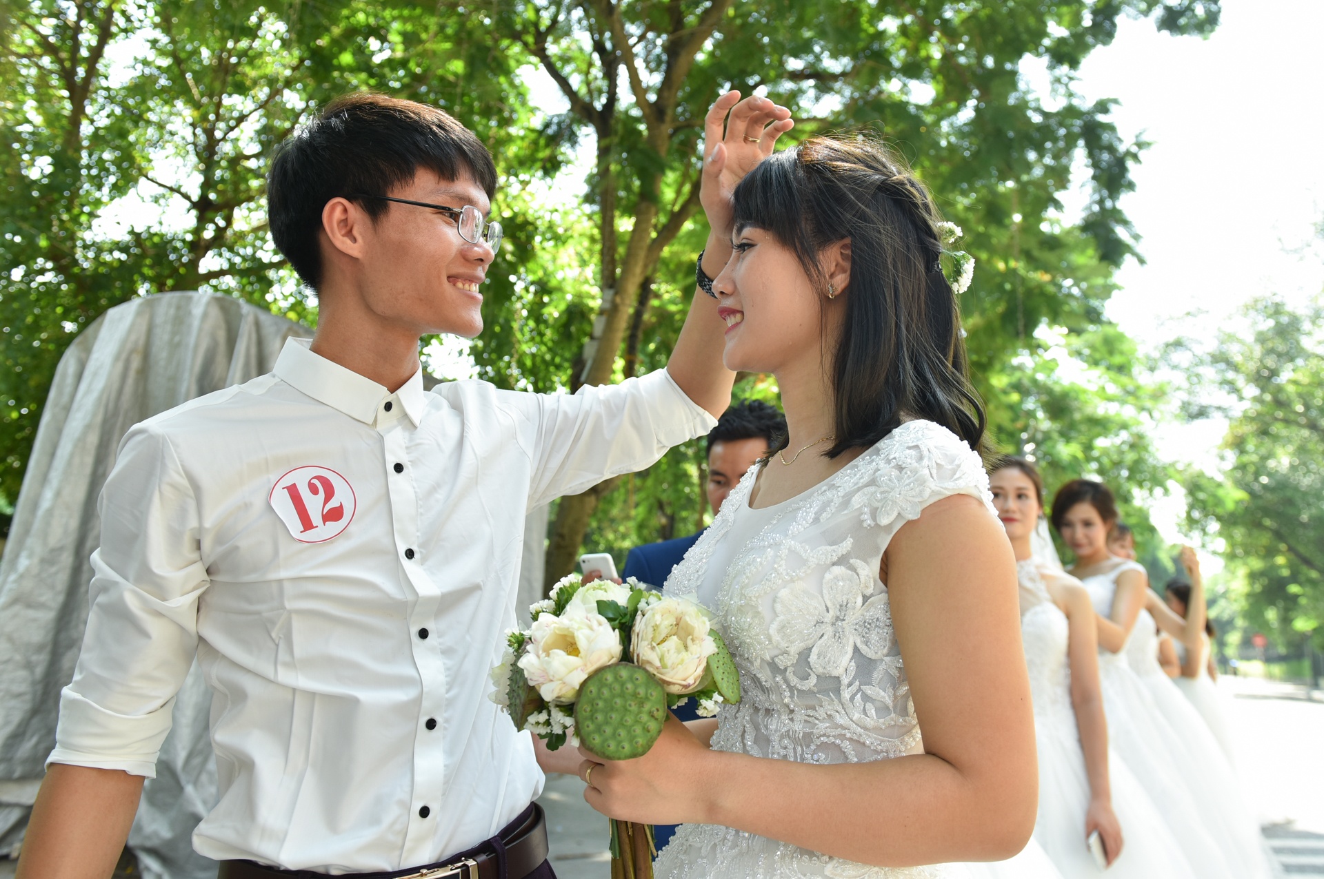 chup anh cuoi tap the ben ho guom anh 7