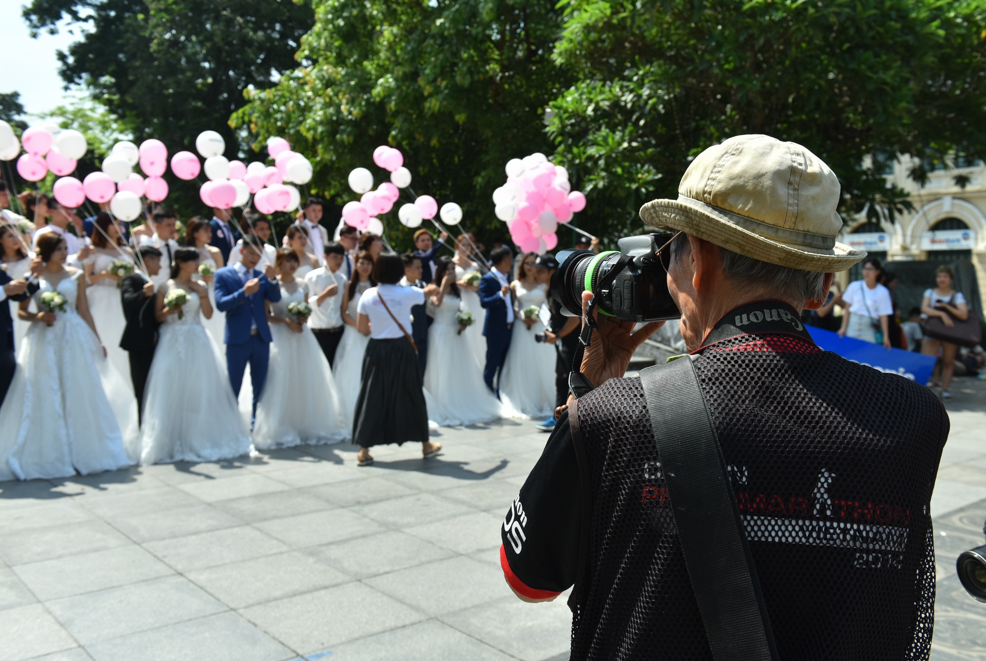 chup anh cuoi tap the ben ho guom anh 8