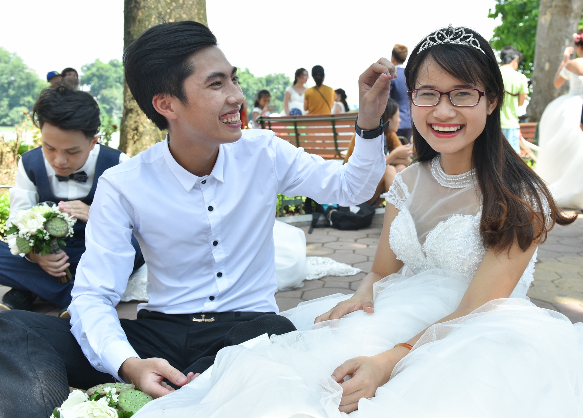 40 doi tre hanh phuc trong buoi chup anh tap the hinh anh