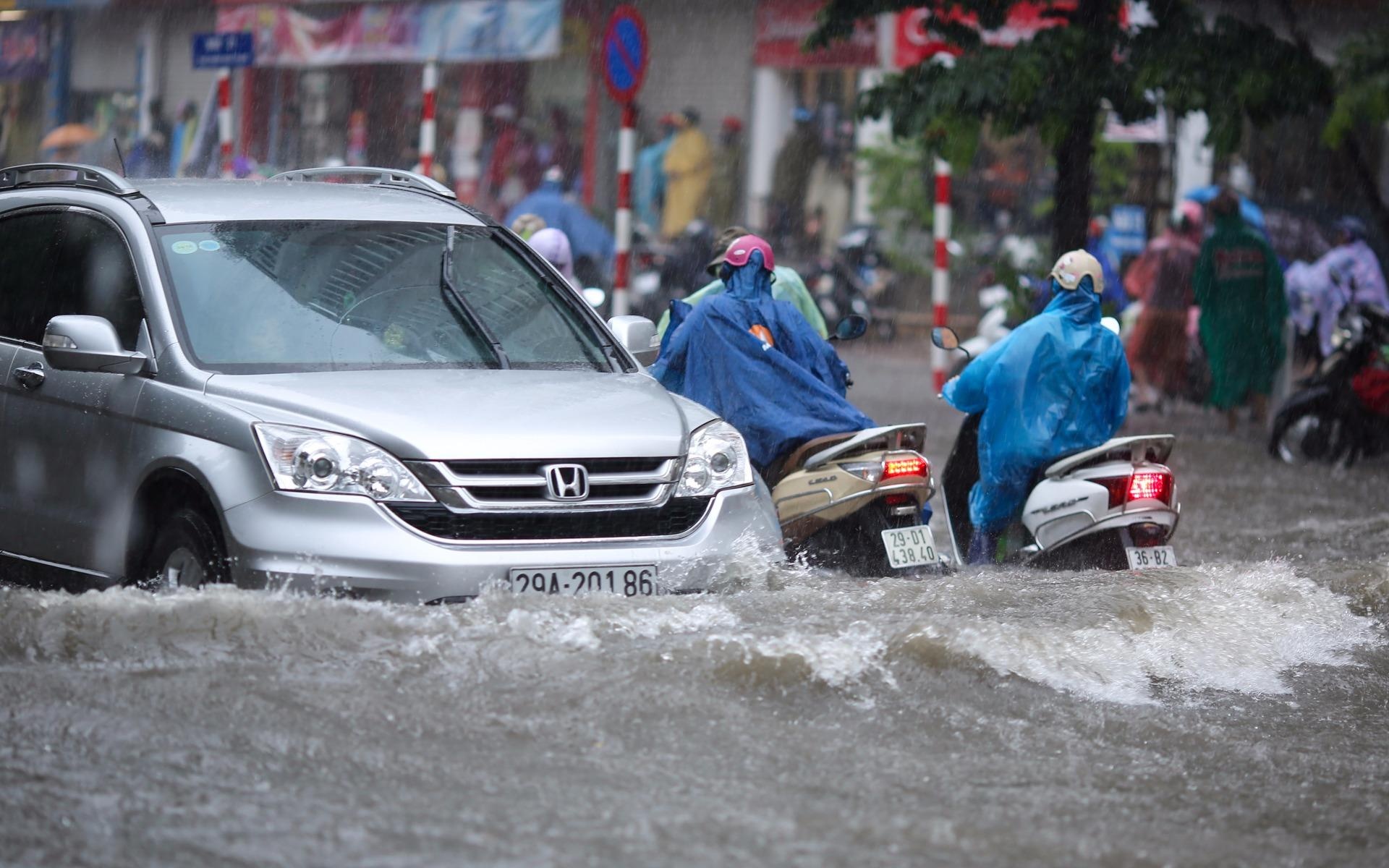 Ha Noi ngap sau trong con mua keo dai nhieu gio hinh anh
