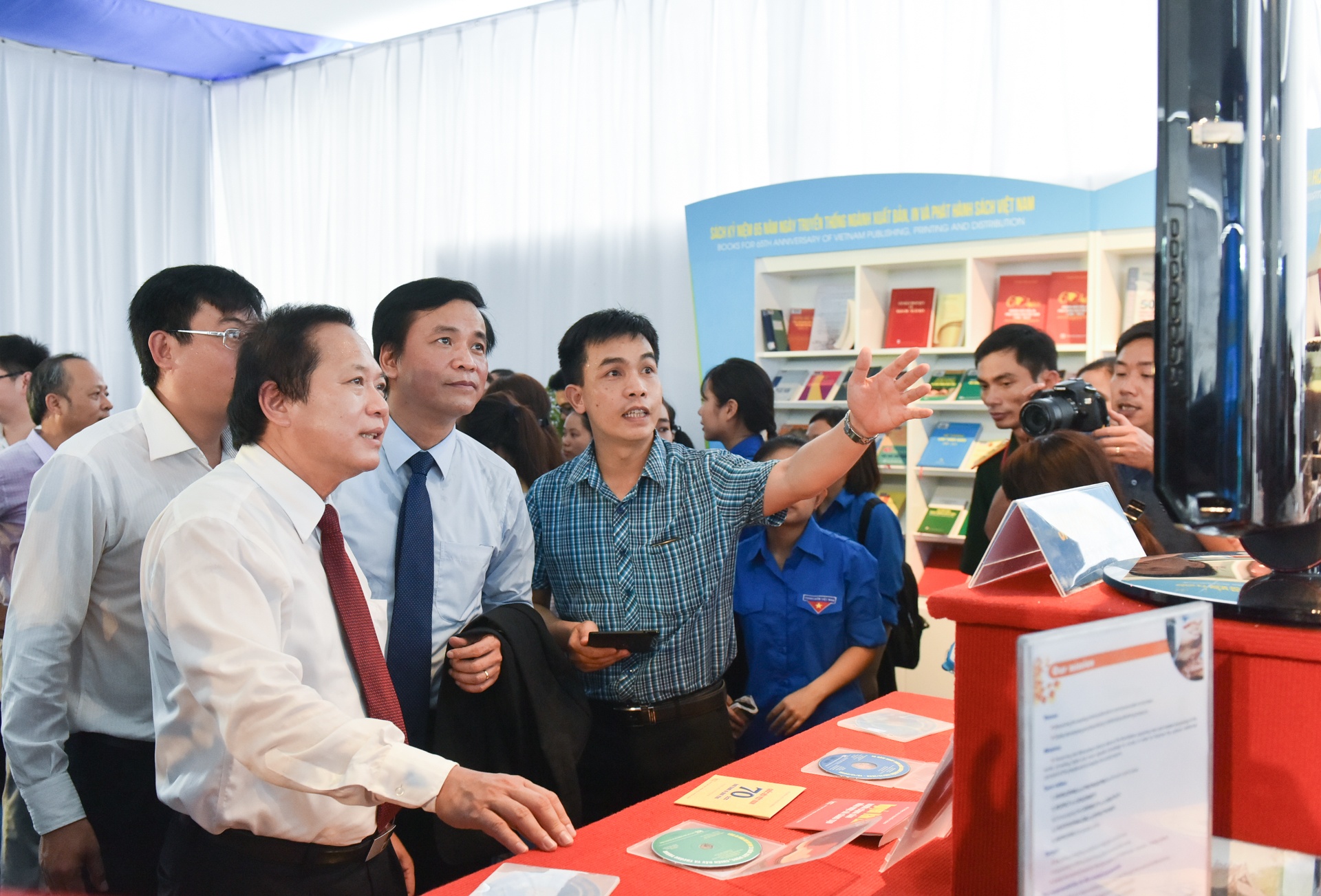 Hội chợ sách quốc tế việt nam 2017 ảnh 3 Hoi cho sach quoc te viet nam 2017 anh 3