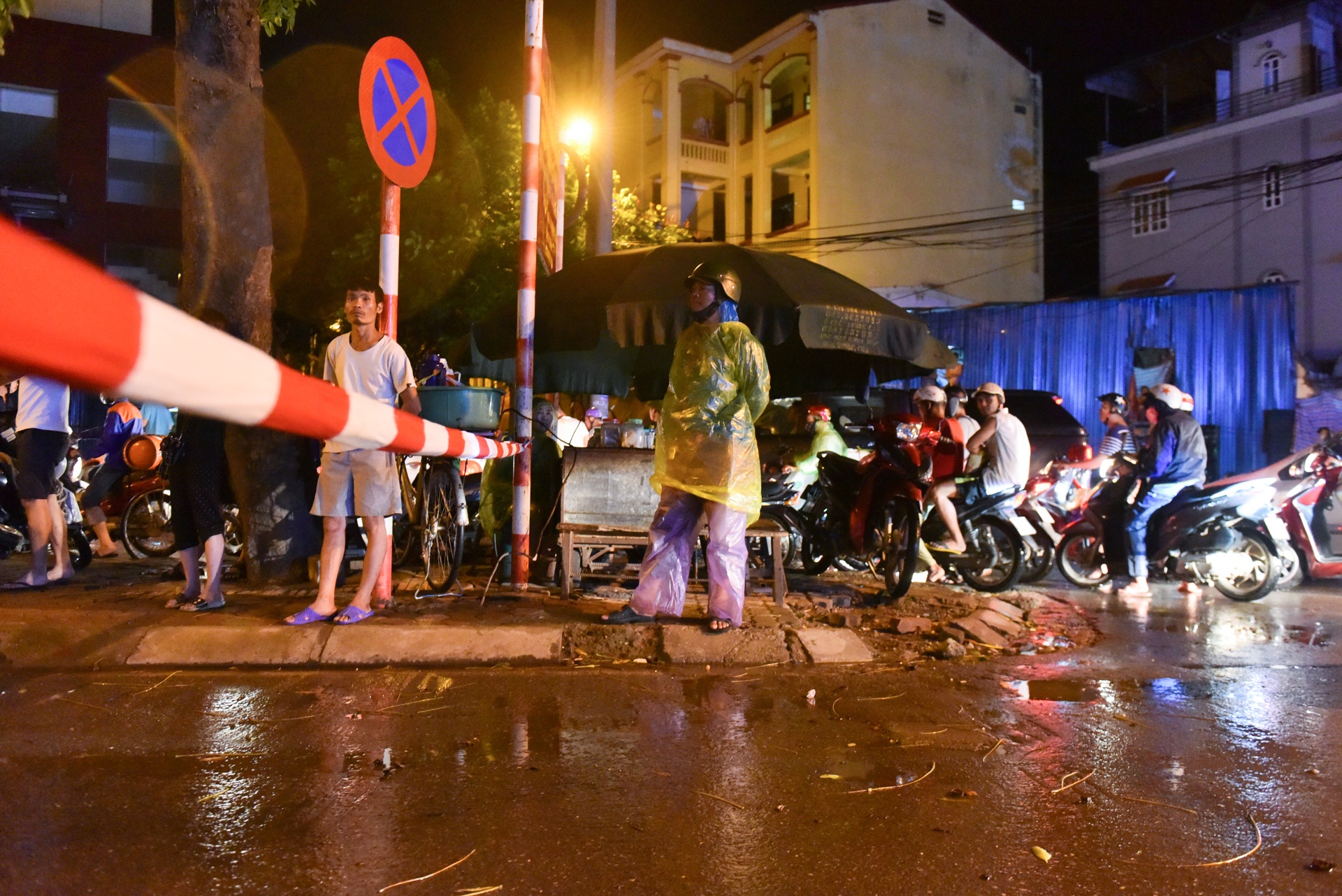 cây đổ gây tắc đường ở hà nội ảnh 3 cay do gay tac duong o ha noi anh 3