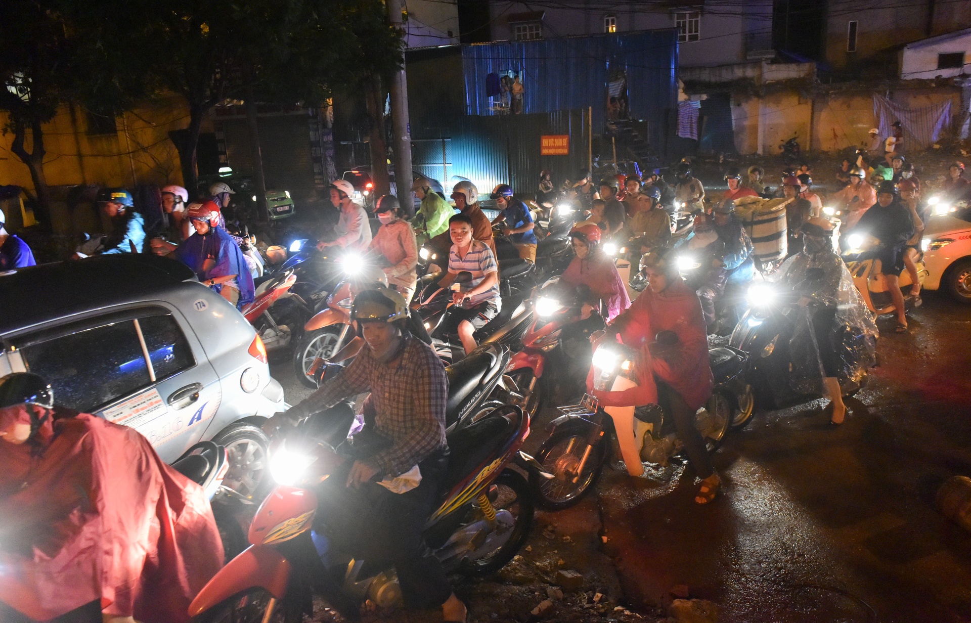 cây đổ gây tắc đường ở hà nội ảnh 4 cay do gay tac duong o ha noi anh 4