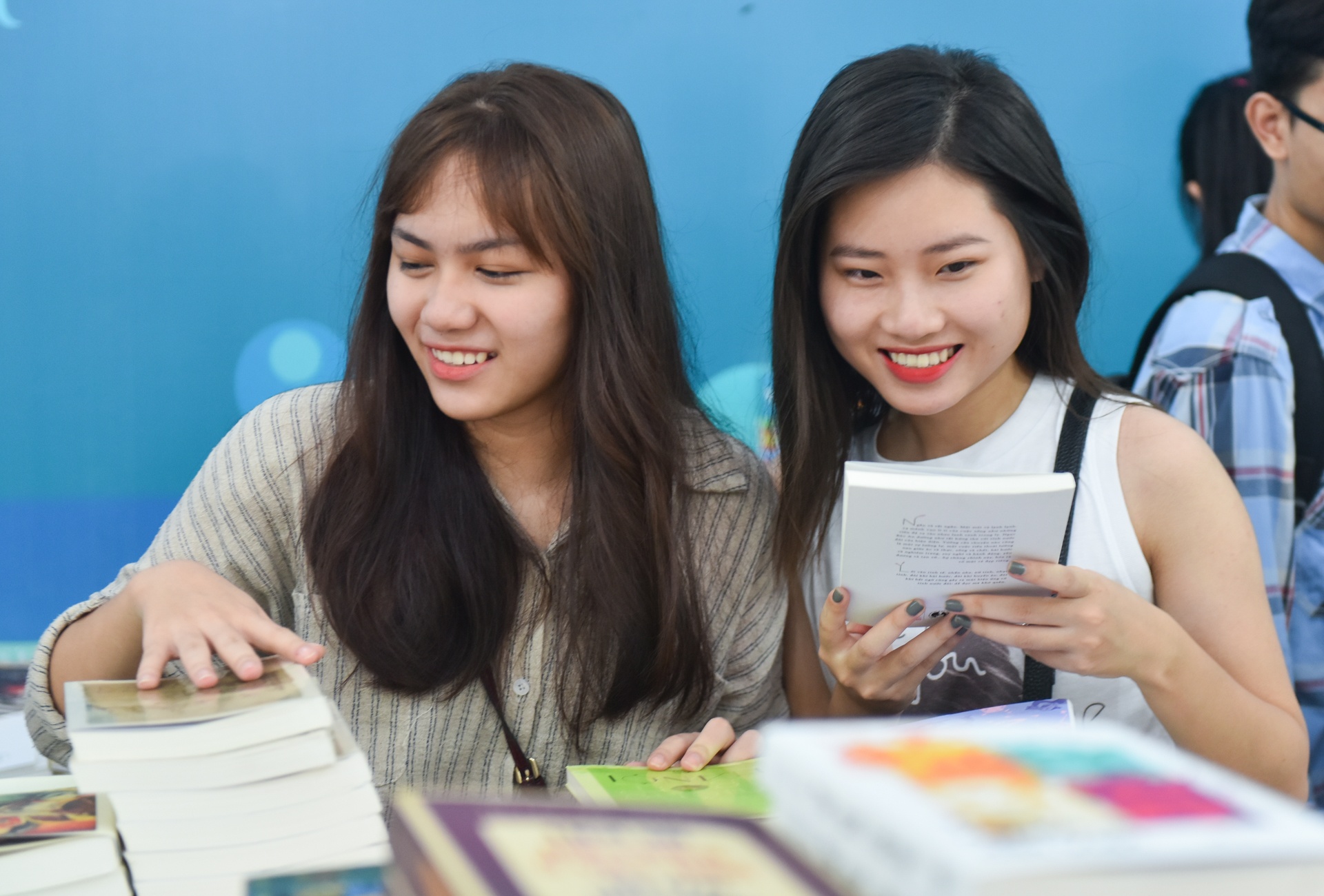 Hang nghin nguoi tham du hoi cho sach Quoc te Viet Nam 2017 hinh anh