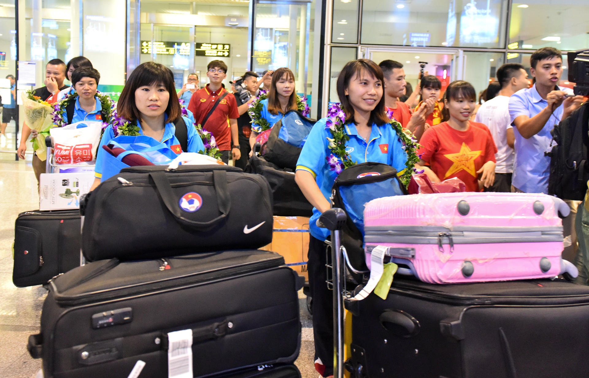 doi bong da nu tro ve anh 1