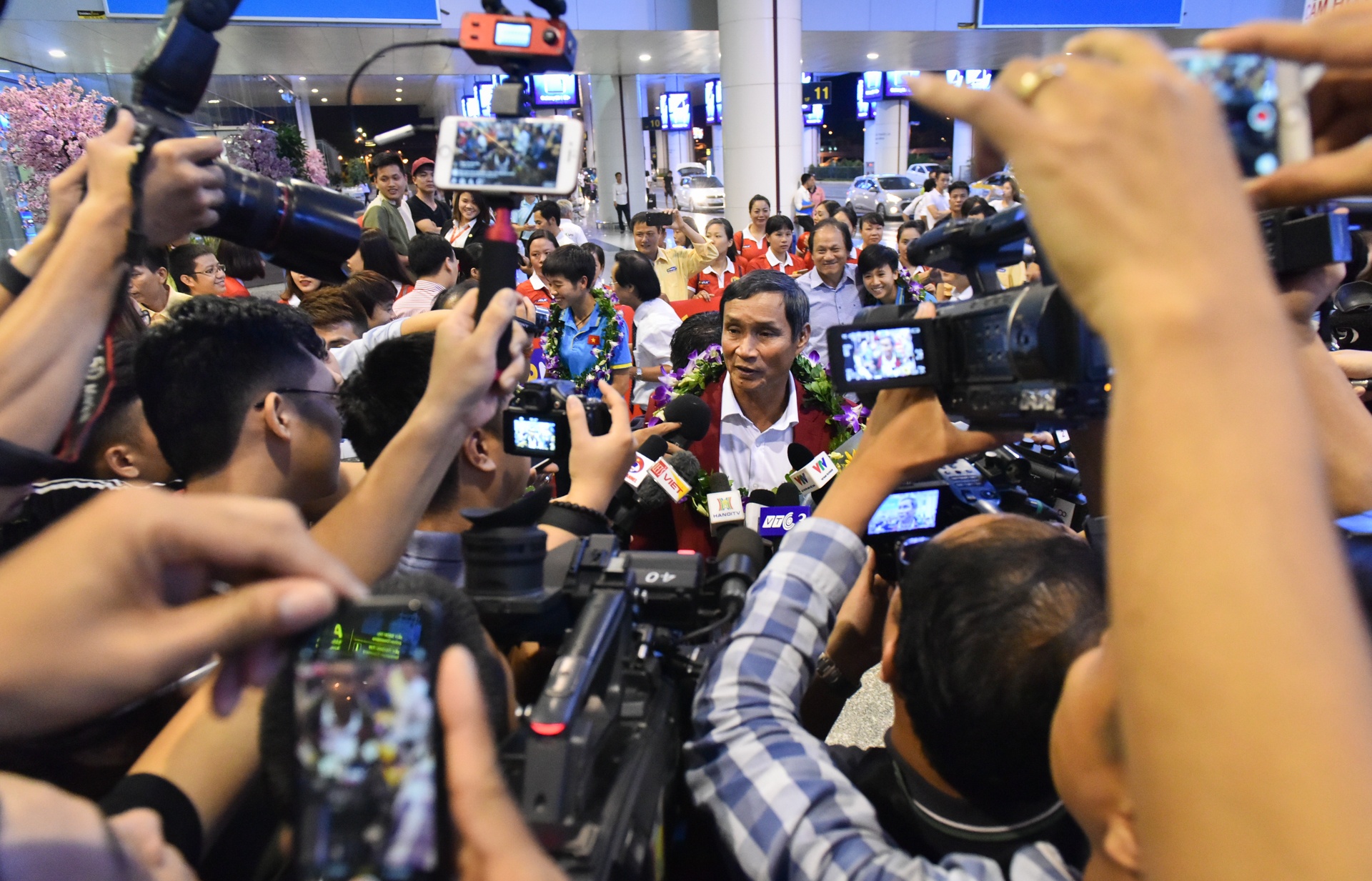 doi bong da nu tro ve anh 11