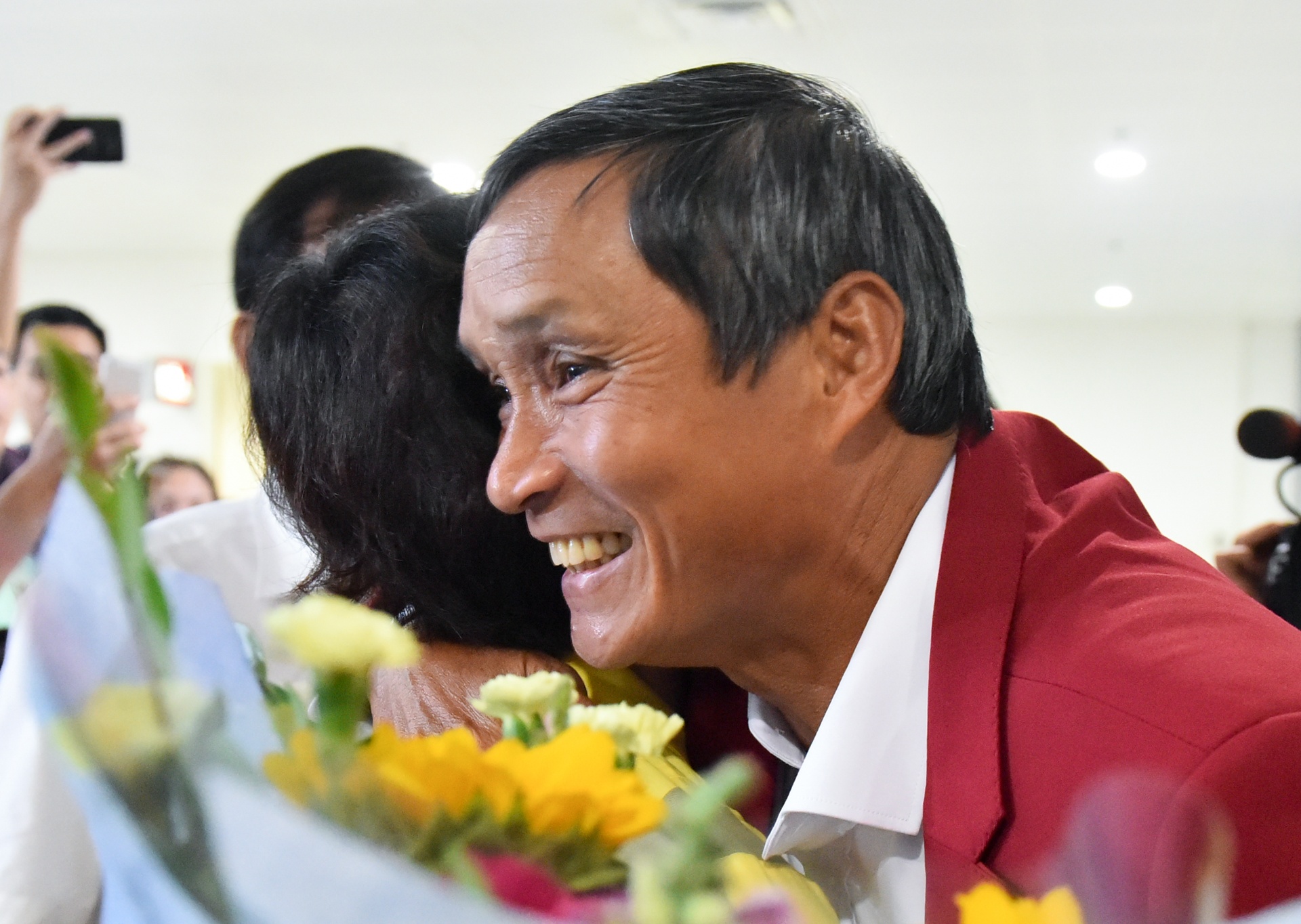 Doi tuyen bong da nu tro ve trong vong tay nguoi ham mo hinh anh