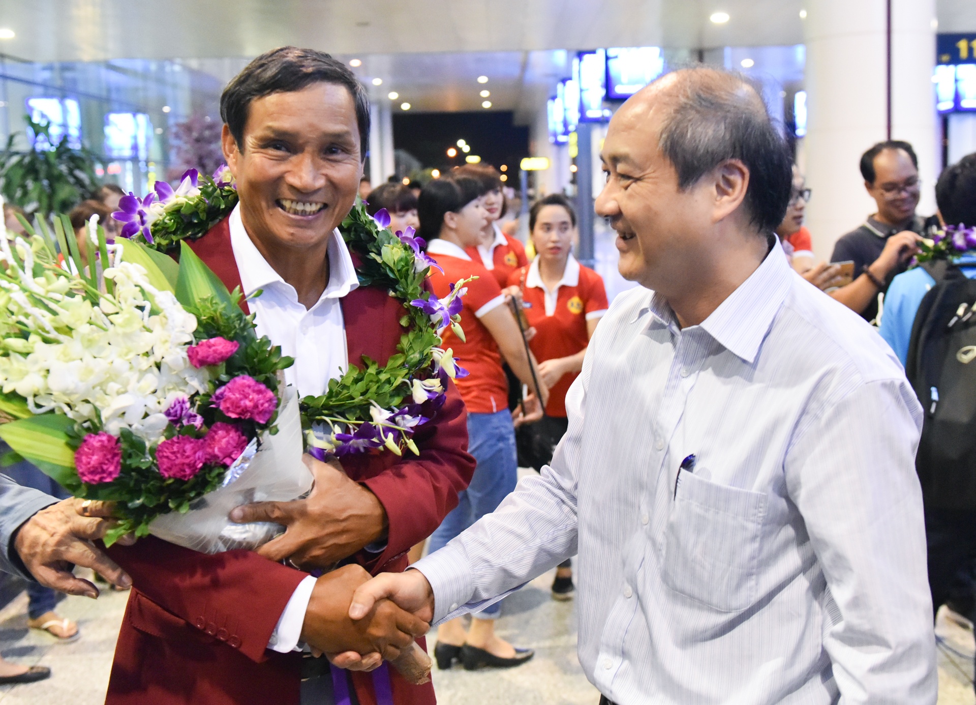 doi bong da nu tro ve anh 4