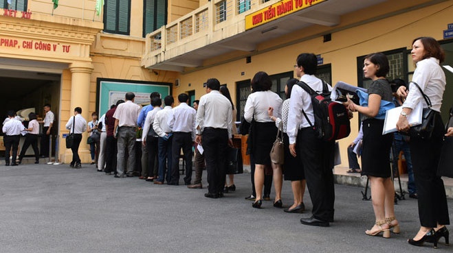 Luong nguoi den phien xu Ha Van Tham va cac thuoc cap dong ky luc hinh anh