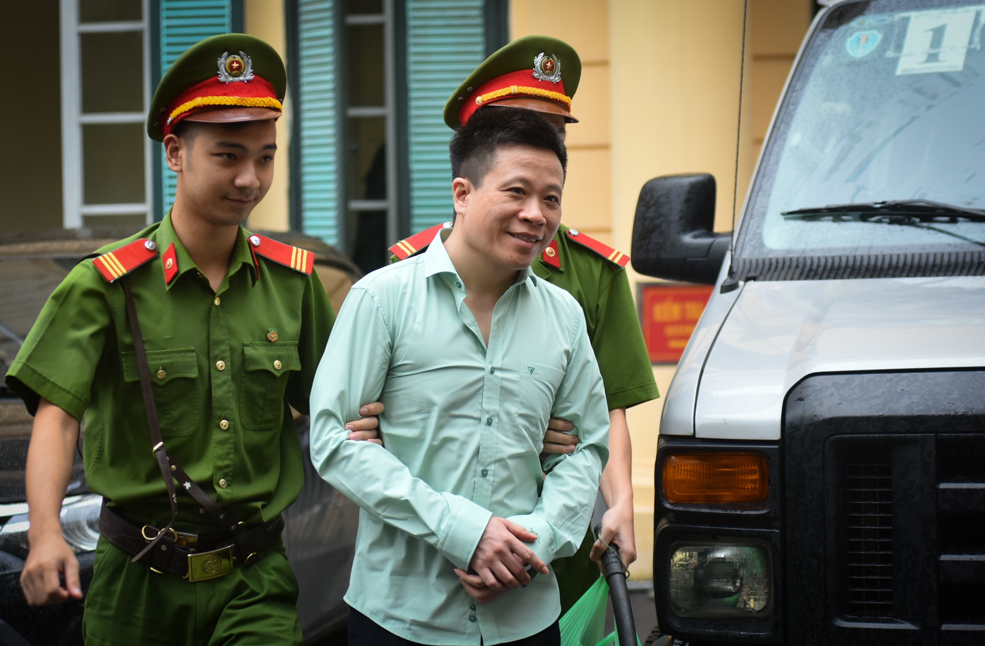 Nhung bi cao bi tam giam trong vu Ha Van Tham duoc ap tai den toa hinh anh