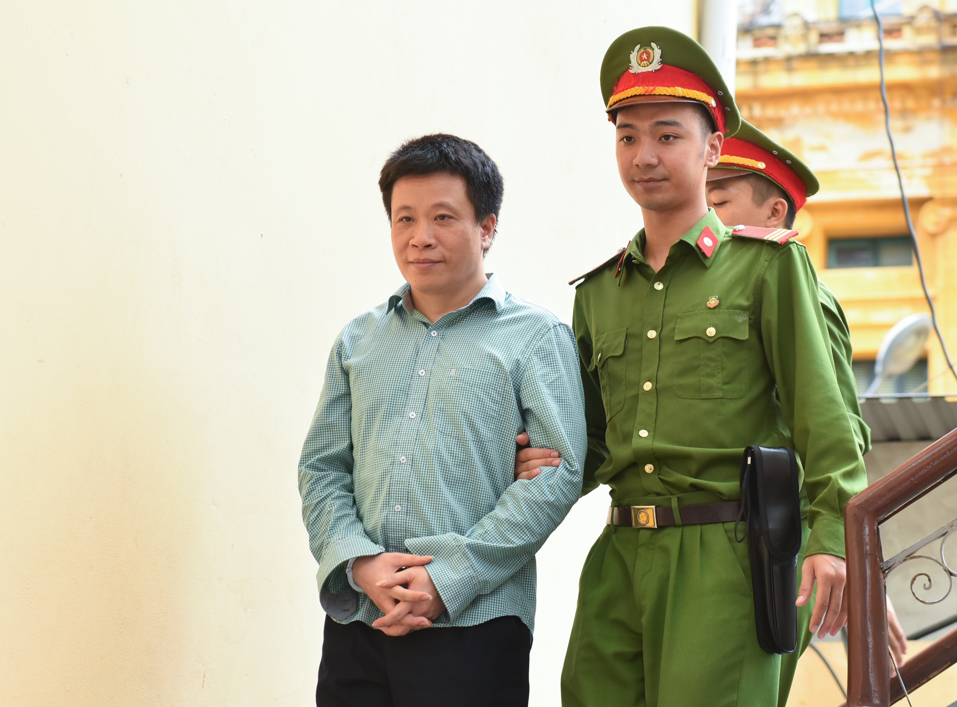 Ha Van Tham, Nguyen Xuan Son duoc di ly ve trai giam sau khi tuyen an hinh anh