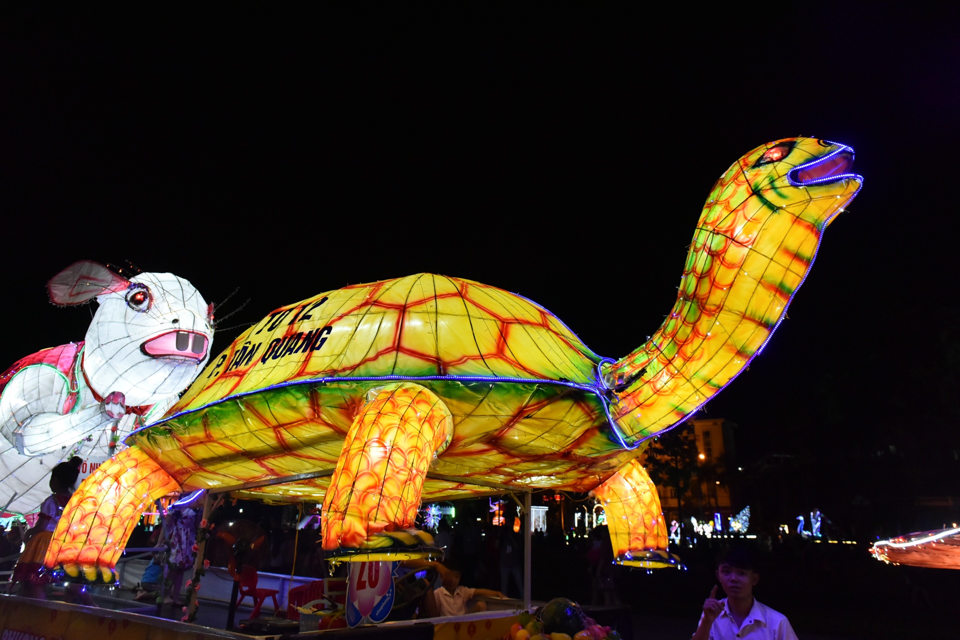 Dan den long khong lo dieu hanh don Trung thu hinh anh