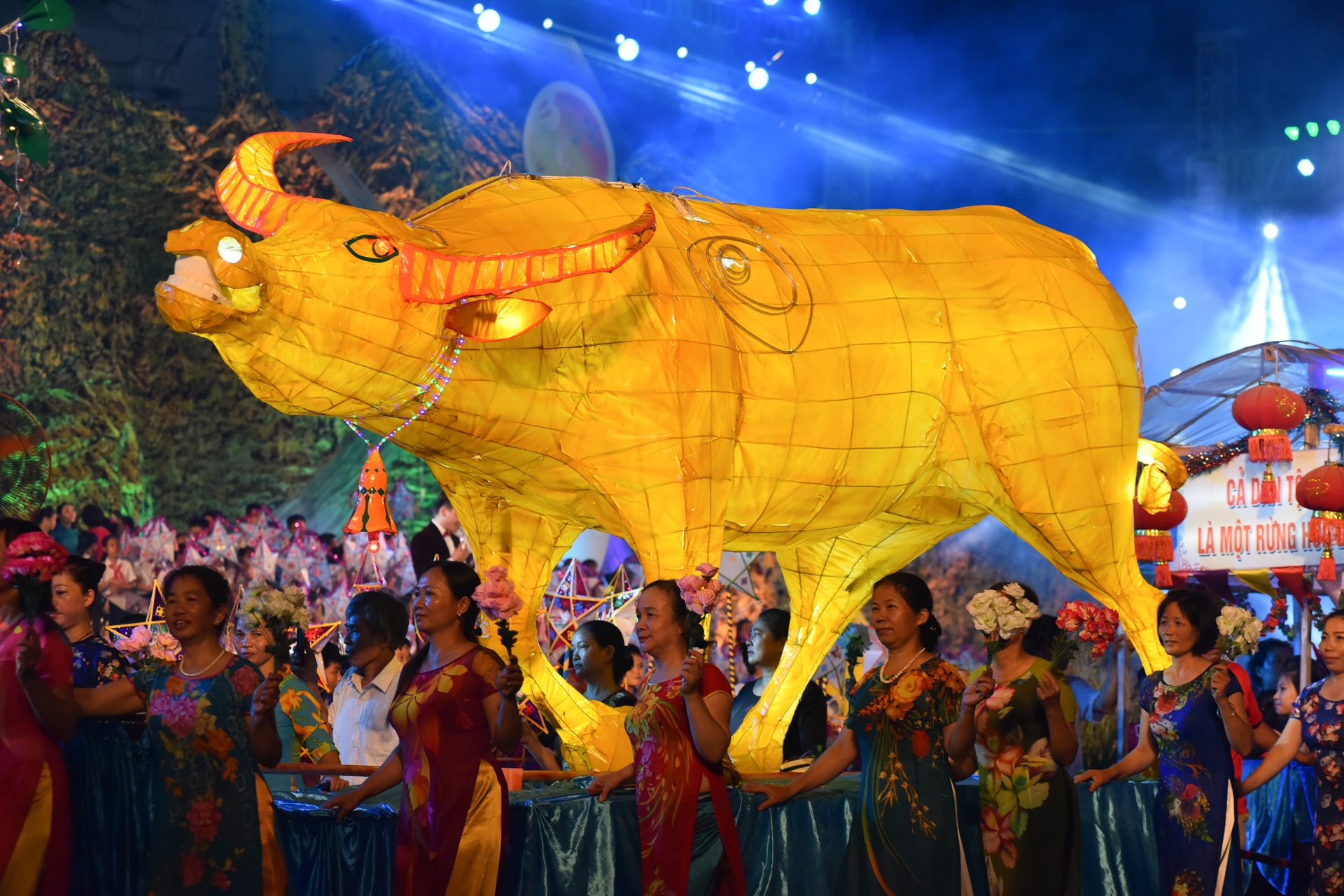 Khong khi soi dong cua Le hoi thanh Tuyen hinh anh