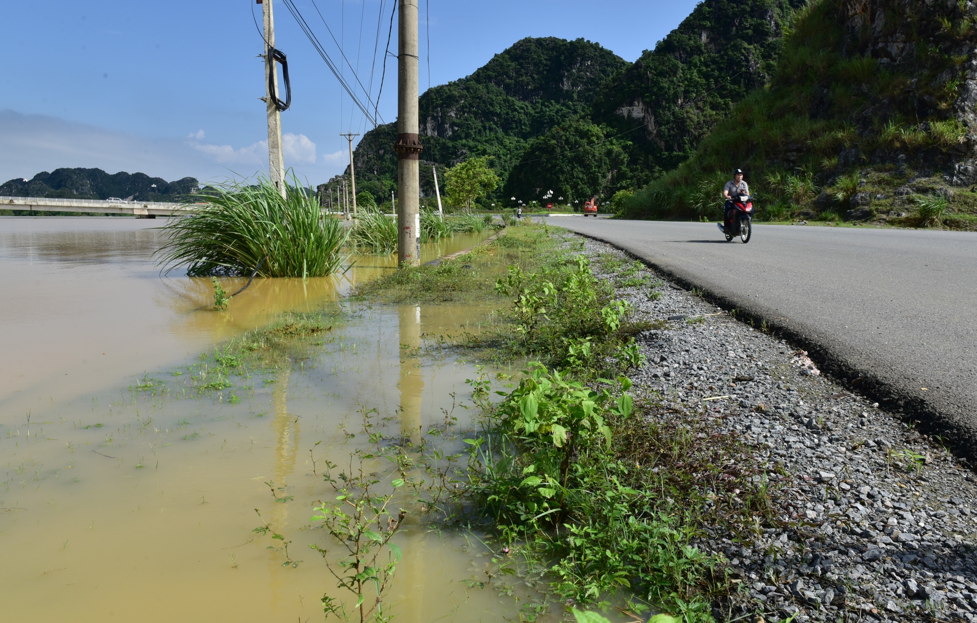 nuoc ngap den noc nha o Ninh Binh anh 2