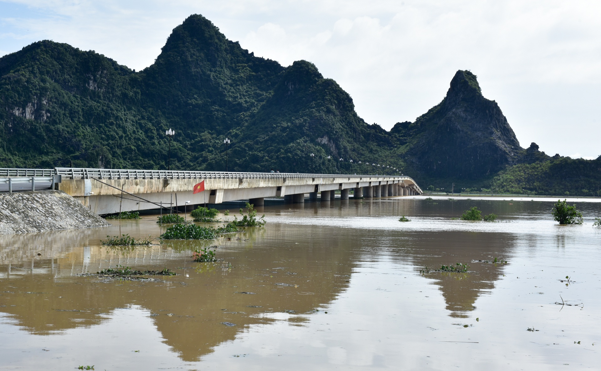 nuoc ngap den noc nha o Ninh Binh anh 5