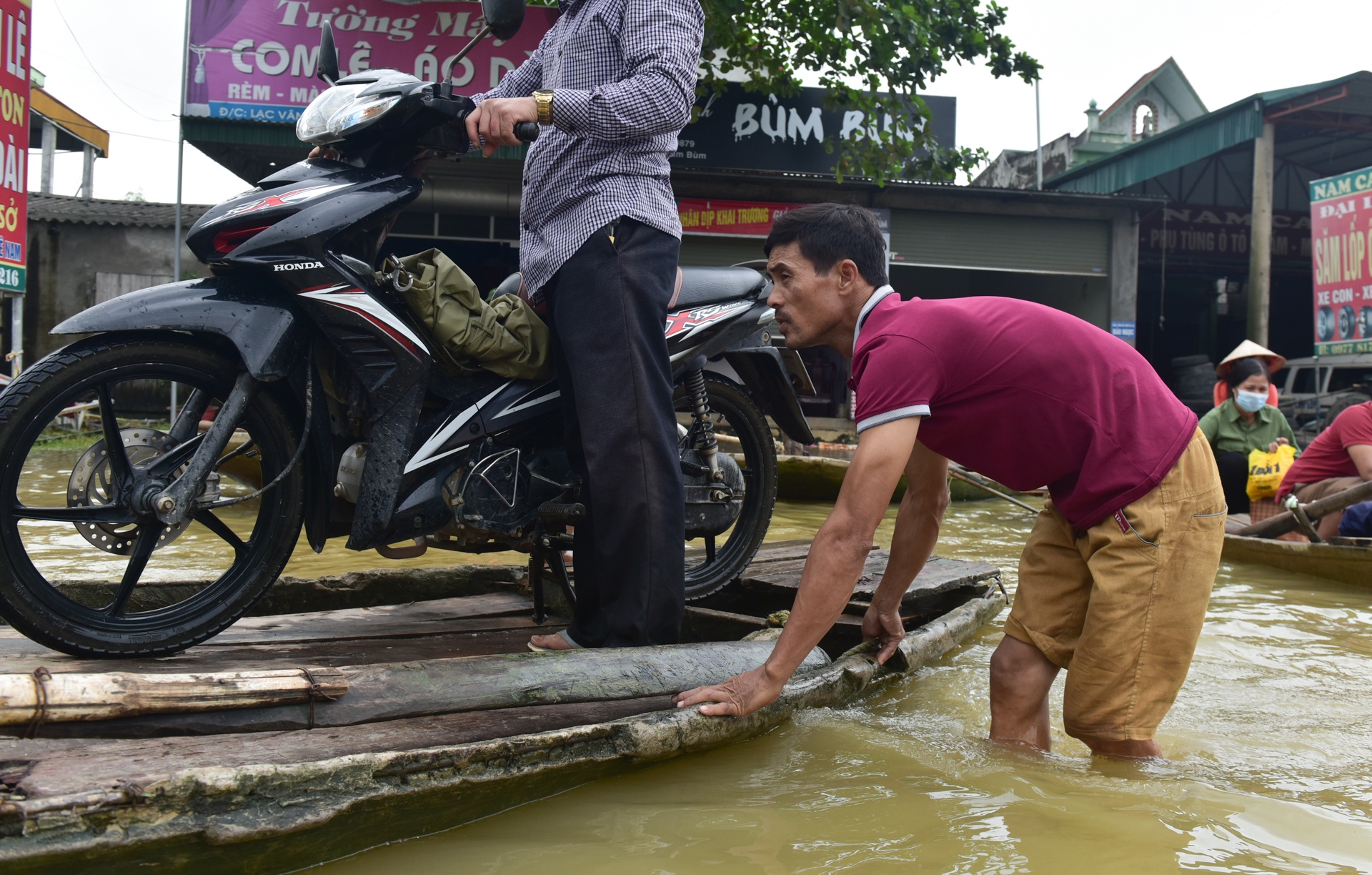 kiem tien trieu nho cho do qua duong anh 2