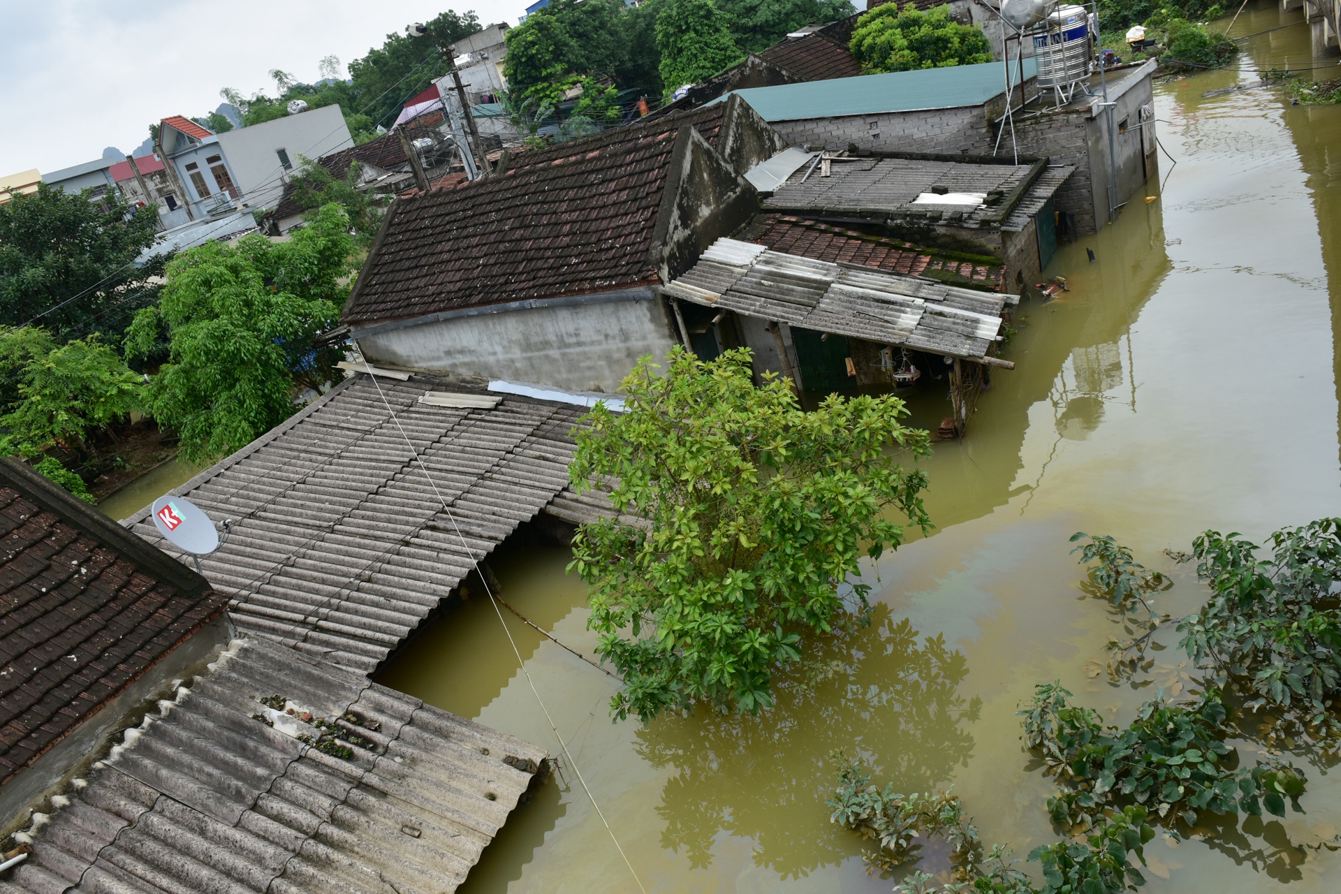 Nuoc lu lam ngap nhieu ngoi nha o Ninh Binh hinh anh