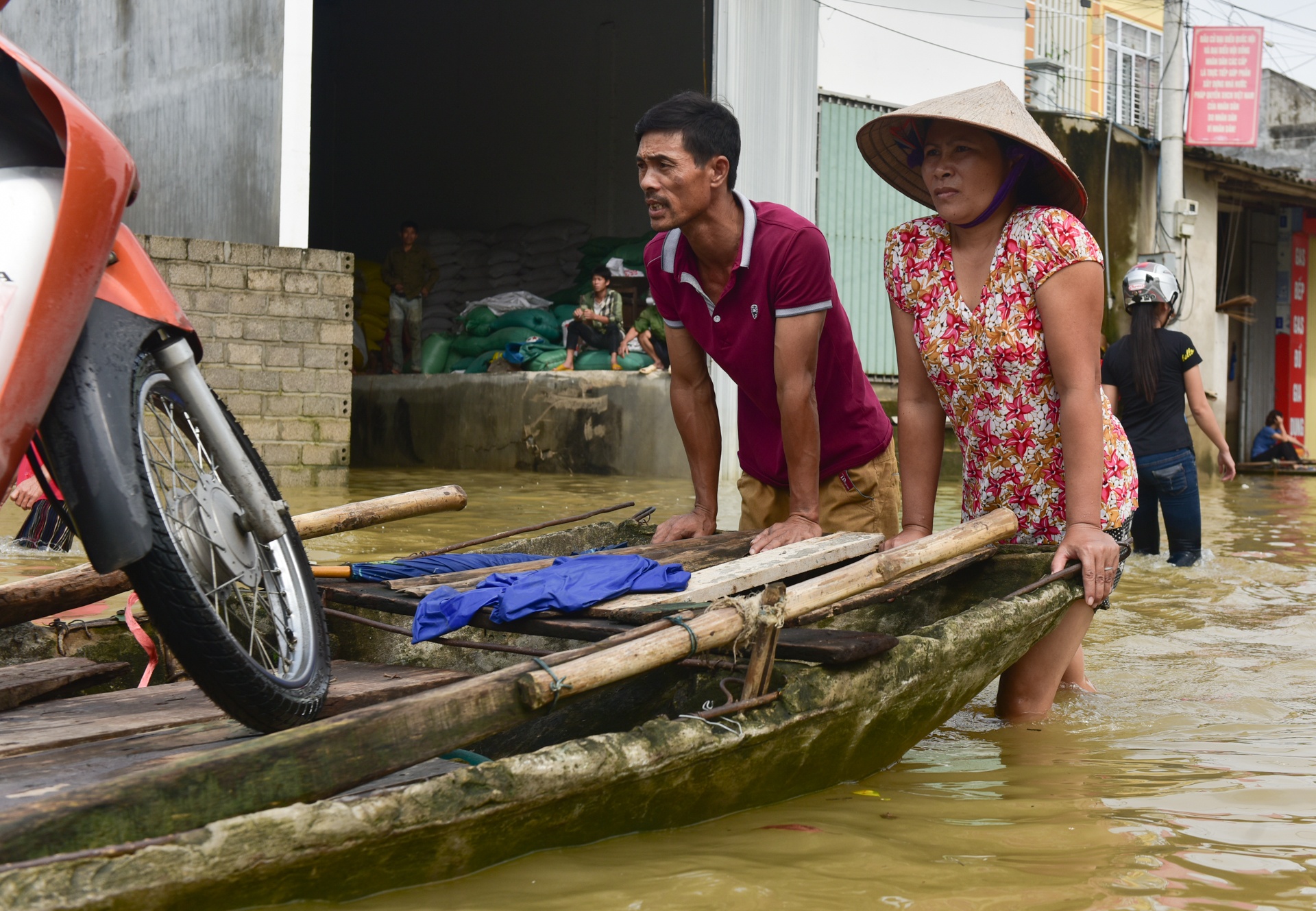 Kiem tien trieu moi ngay nho cho do qua duong dip lu lich su hinh anh