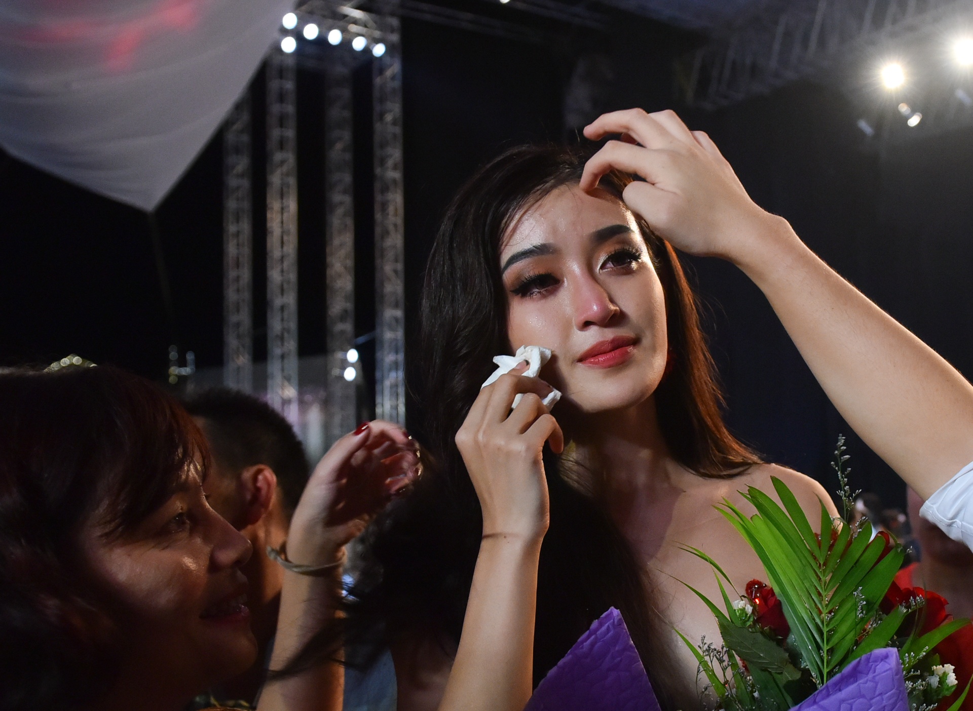 dem chung ket hoa hau Hoa Binh anh 10