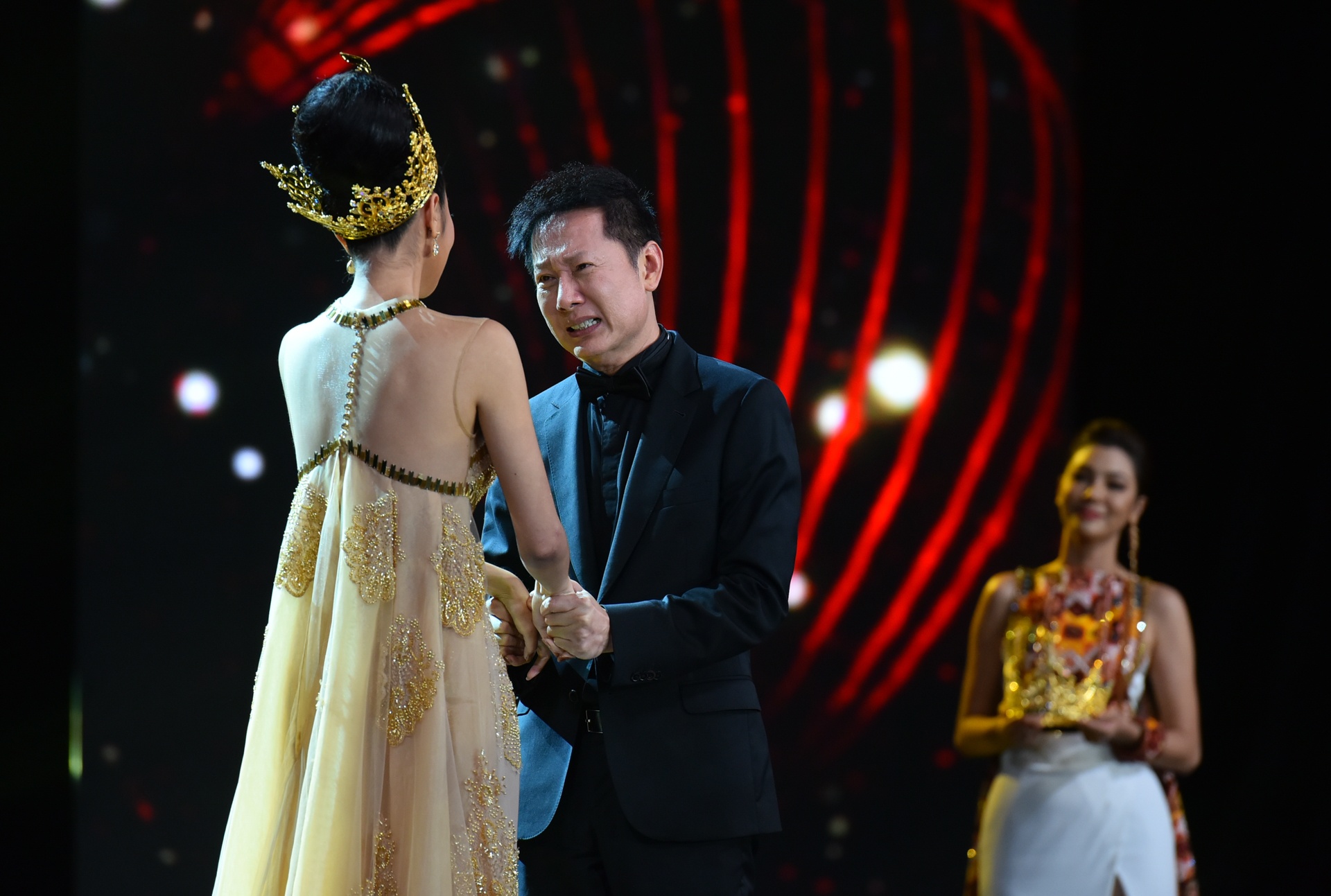 dem chung ket hoa hau Hoa Binh anh 1