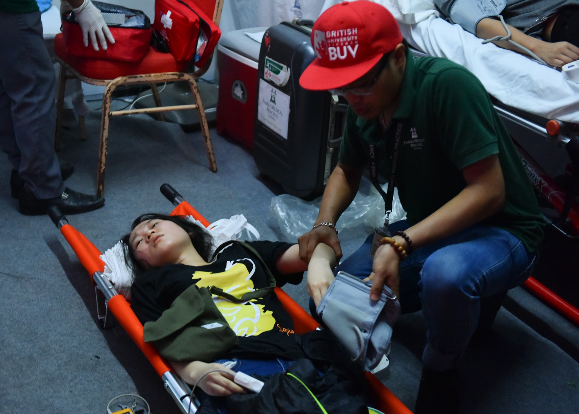 Hang chuc fan Viet phai di cap cuu trong su kien co Haha, Kwang Soo hinh anh