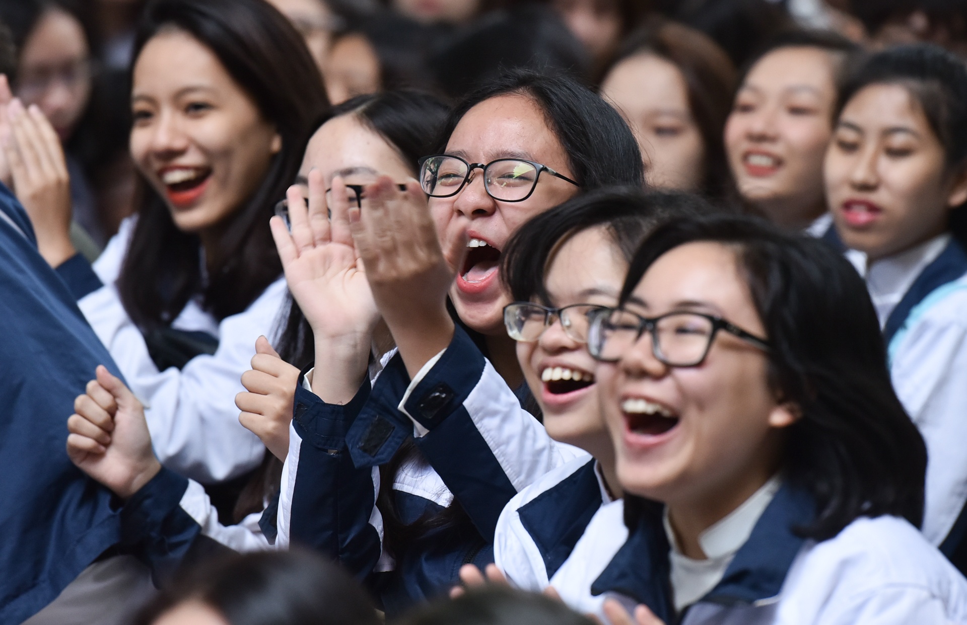 Niem vui hoi ngo giua co giao va cuu hoc sinh trong ngay 20/11 hinh anh