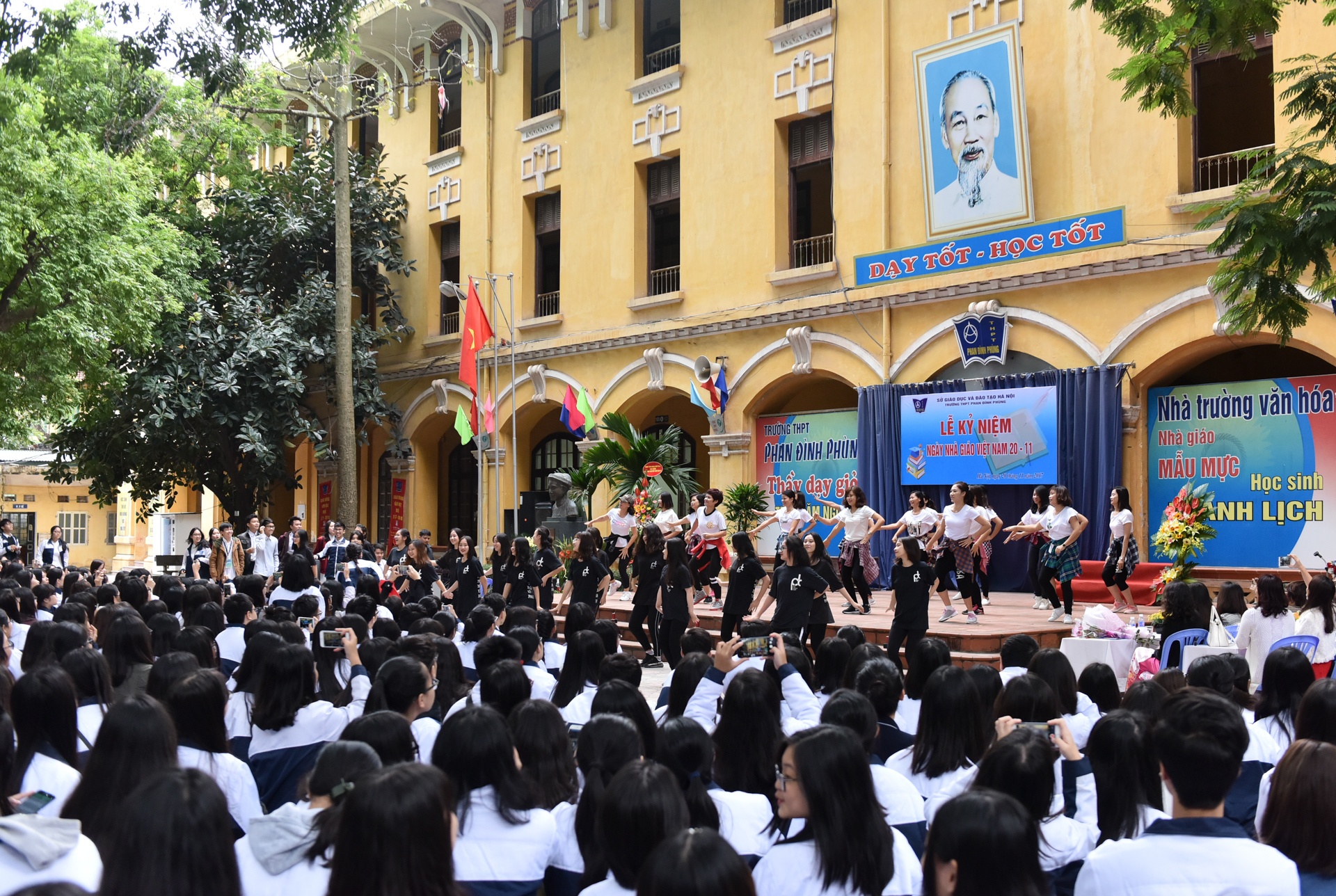 Ngay Nha giao Viet Nam anh 1