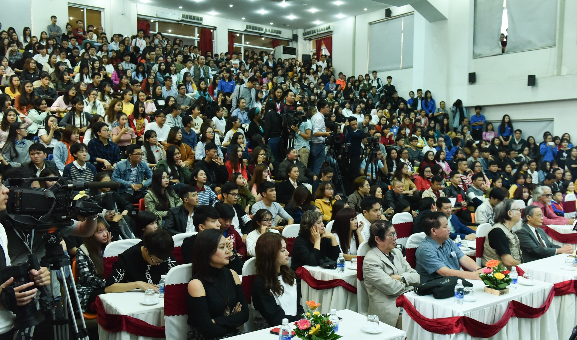 sinh vien Da Nang giao luu voi dien vien anh 2