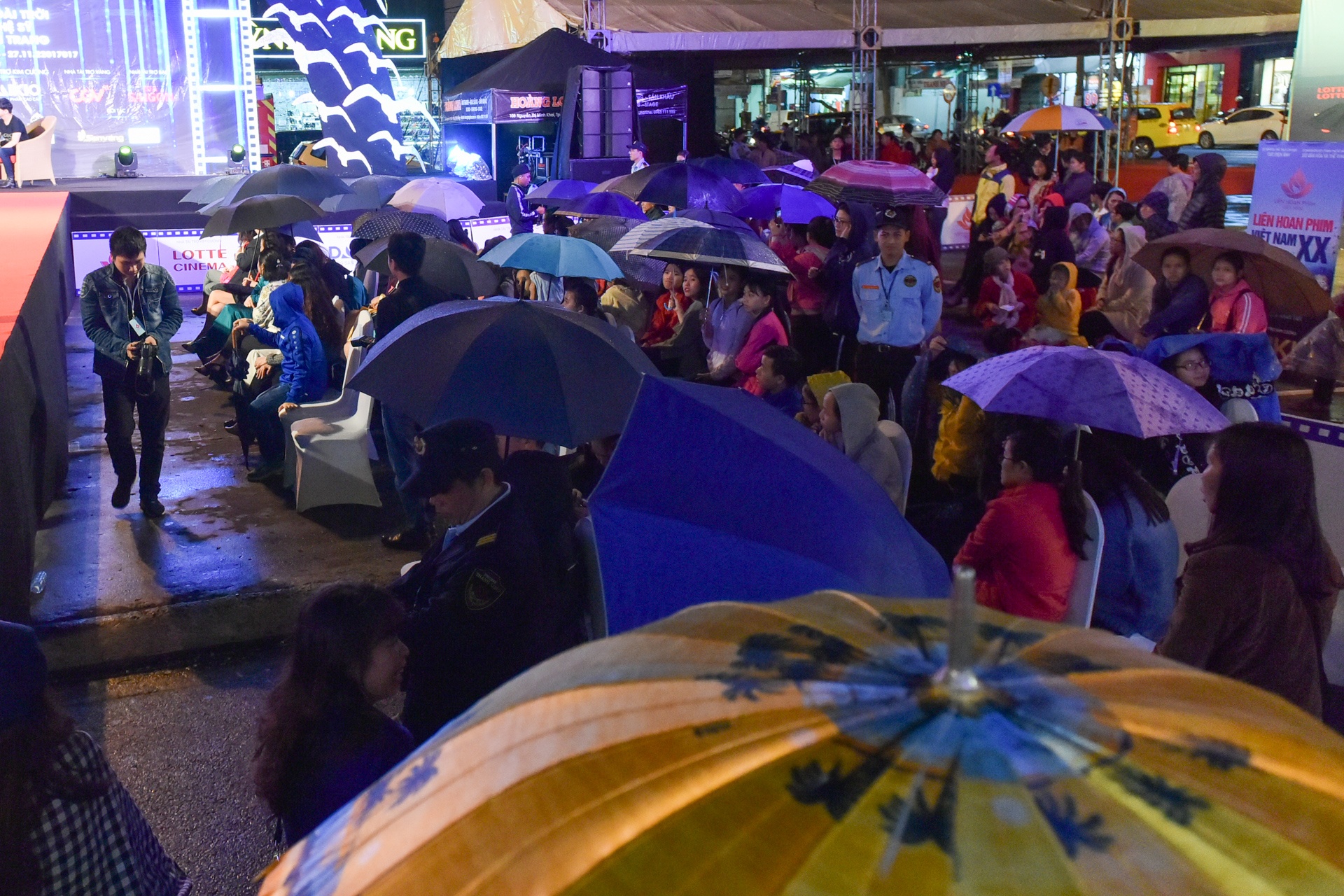 Thanh Tu doi mua dien thoi trang anh 10