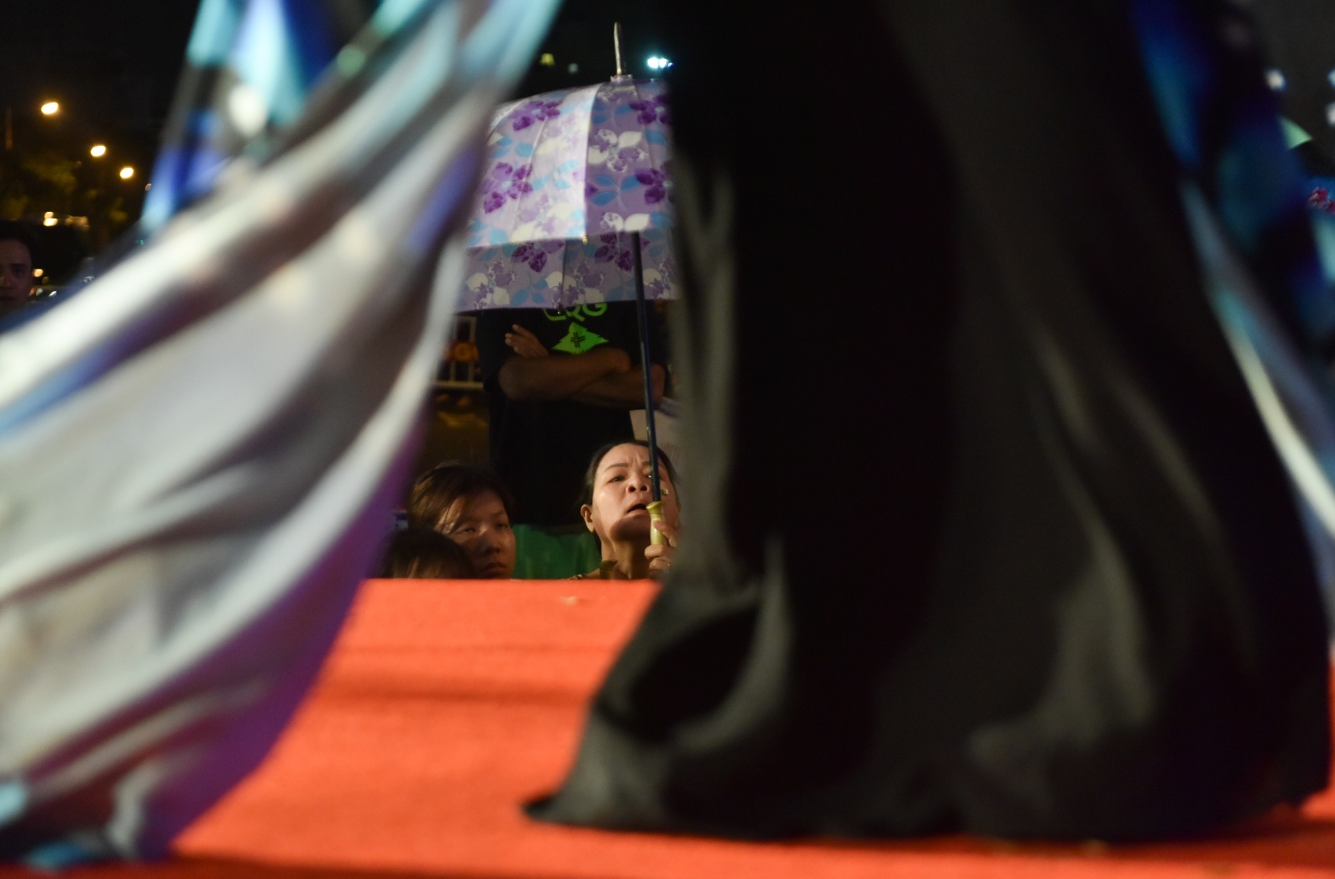 Thanh Tu doi mua dien thoi trang anh 11