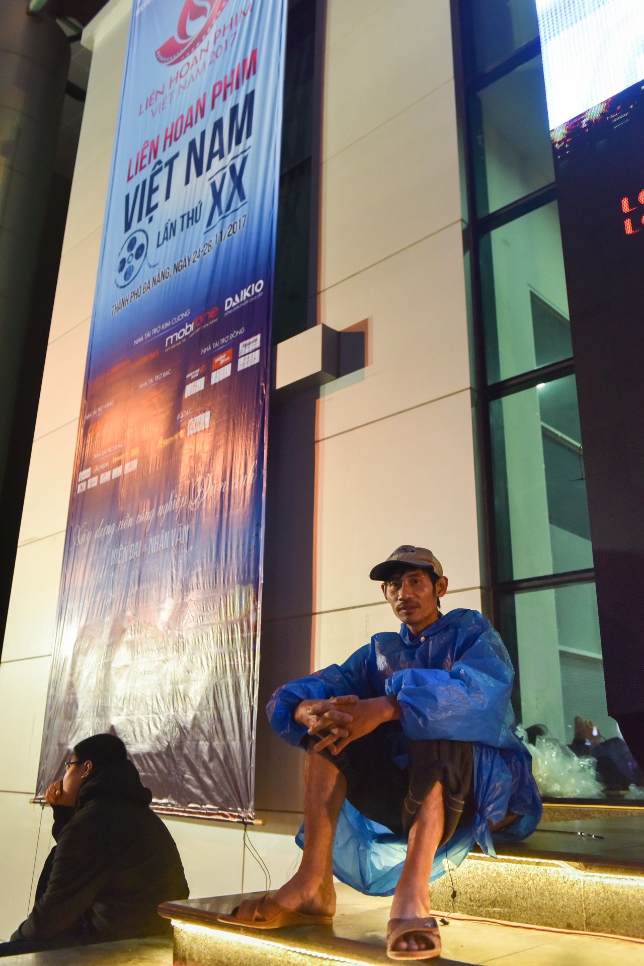 Thanh Tu doi mua dien thoi trang anh 13