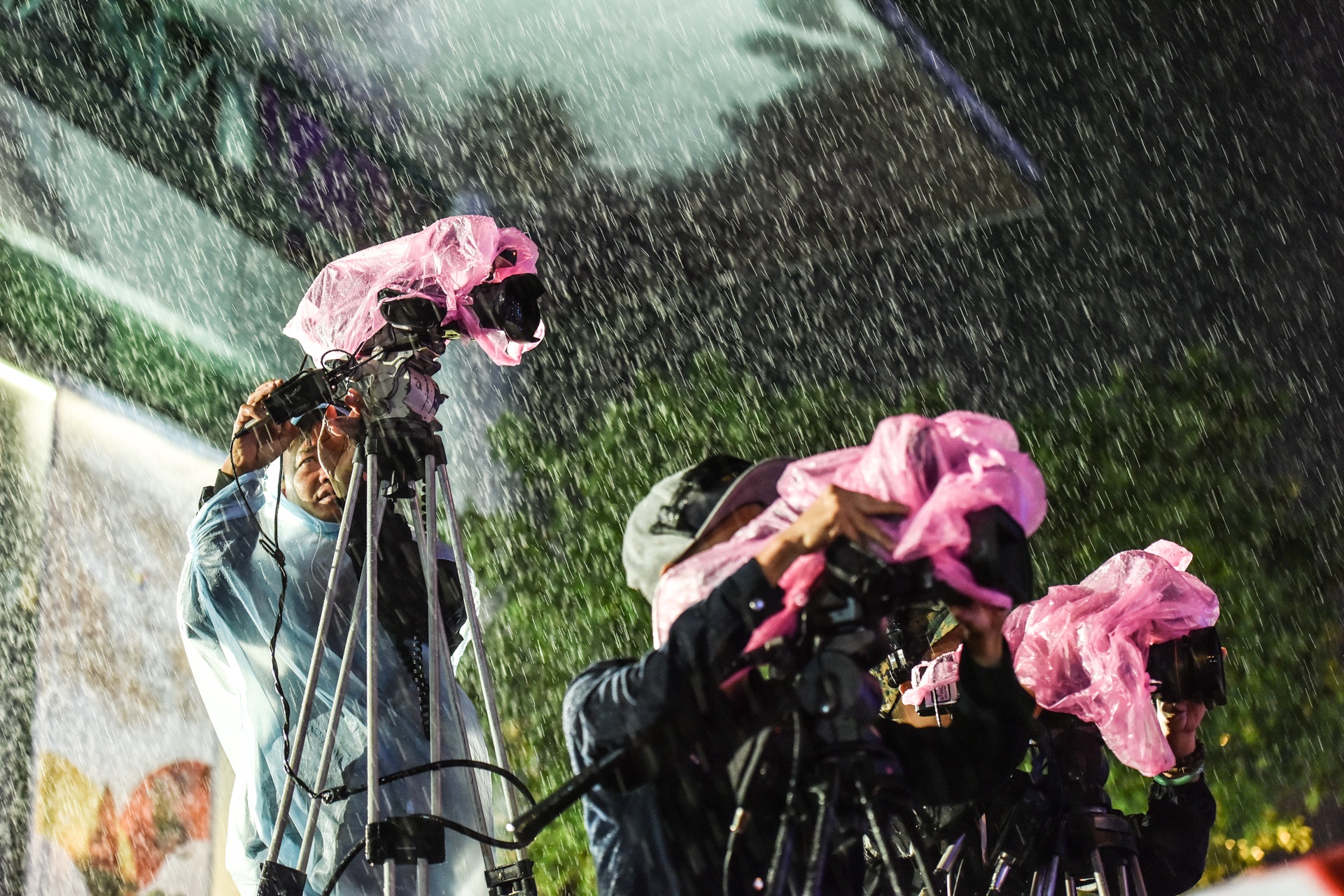 Thanh Tu doi mua dien thoi trang anh 14