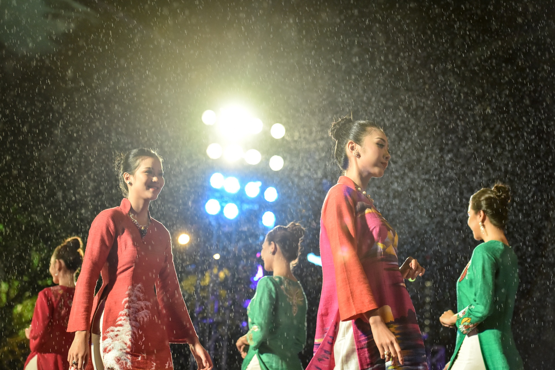 Thanh Tu doi mua dien thoi trang anh 1