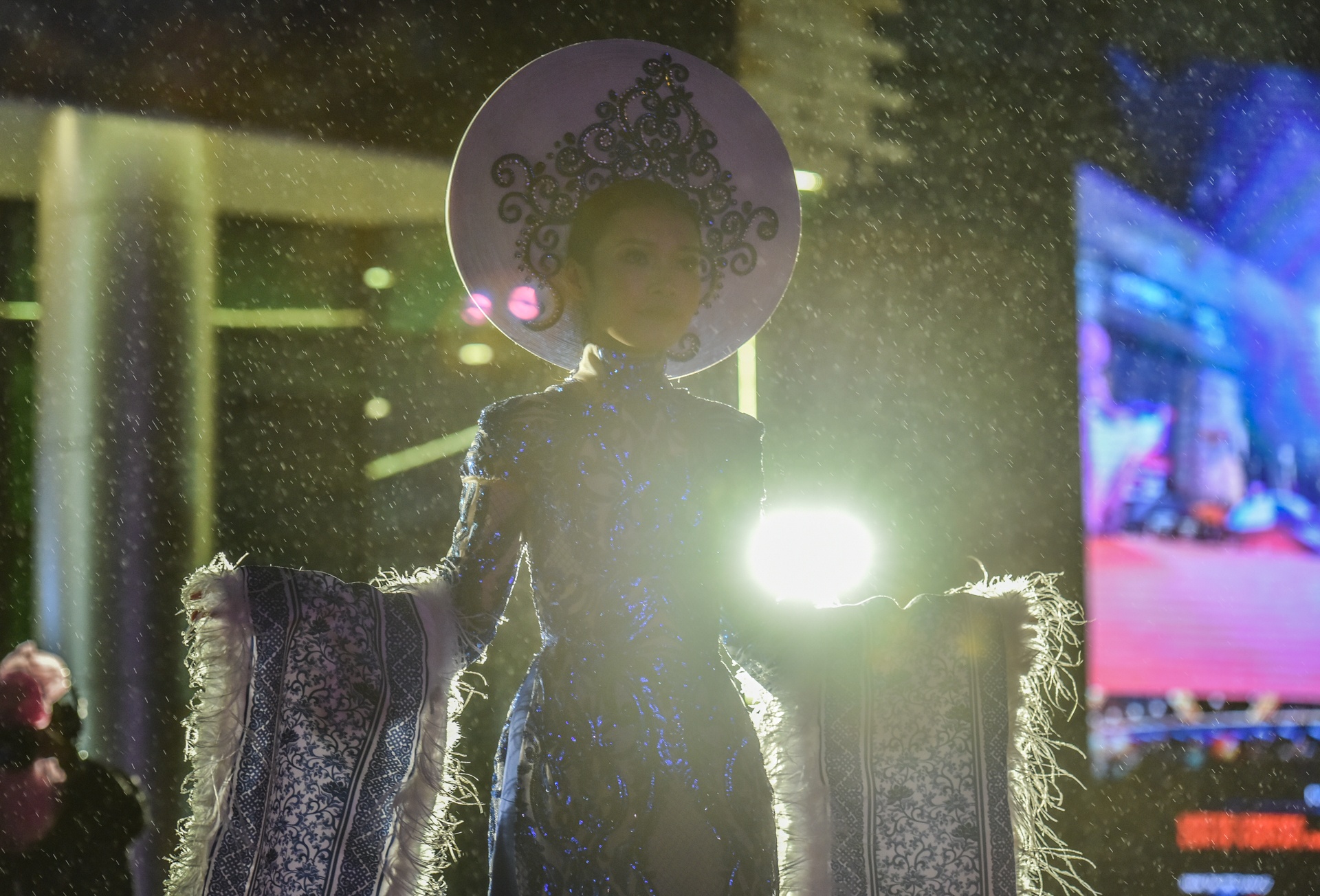 Thanh Tu doi mua dien thoi trang anh 2