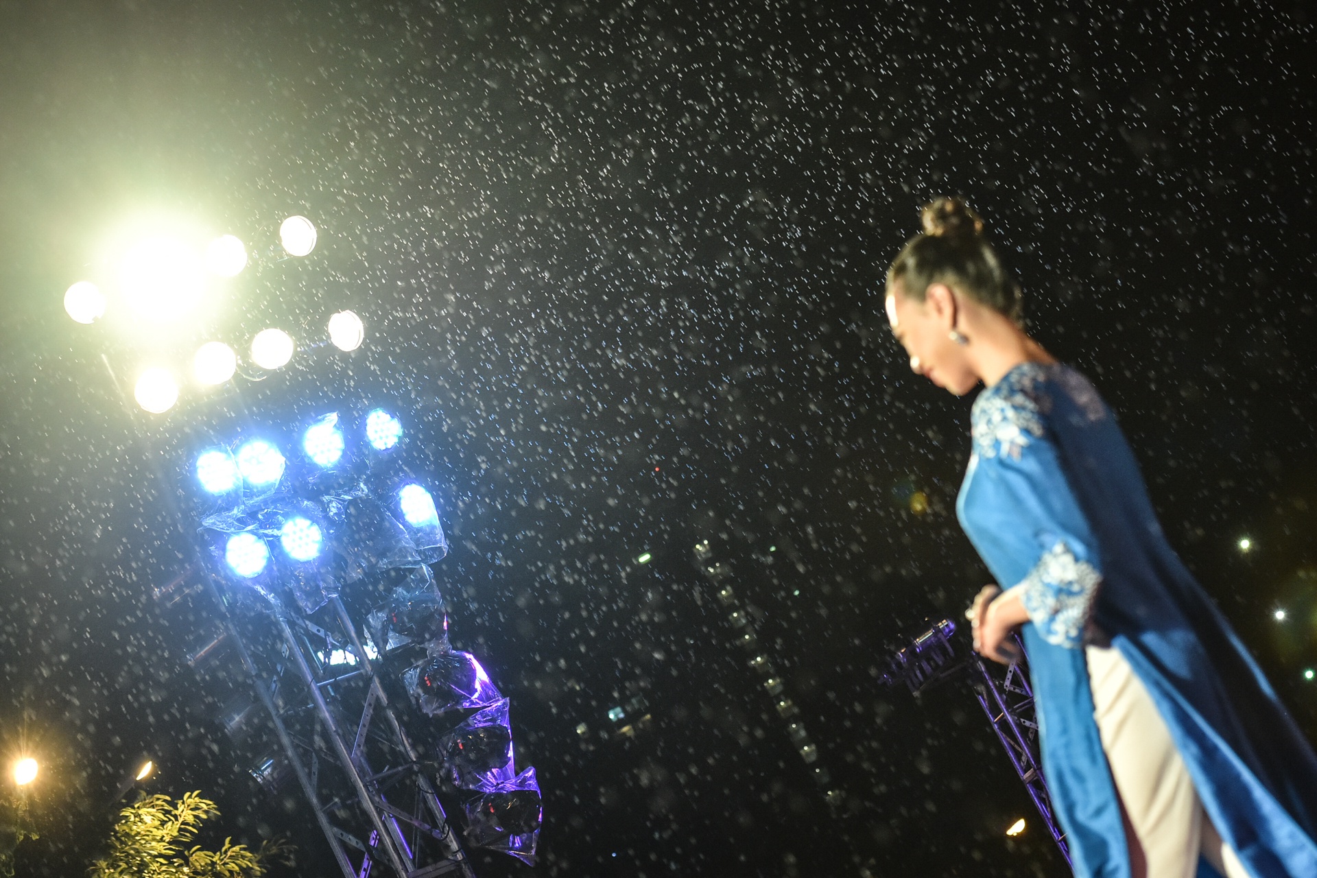 Thanh Tu doi mua dien thoi trang anh 3