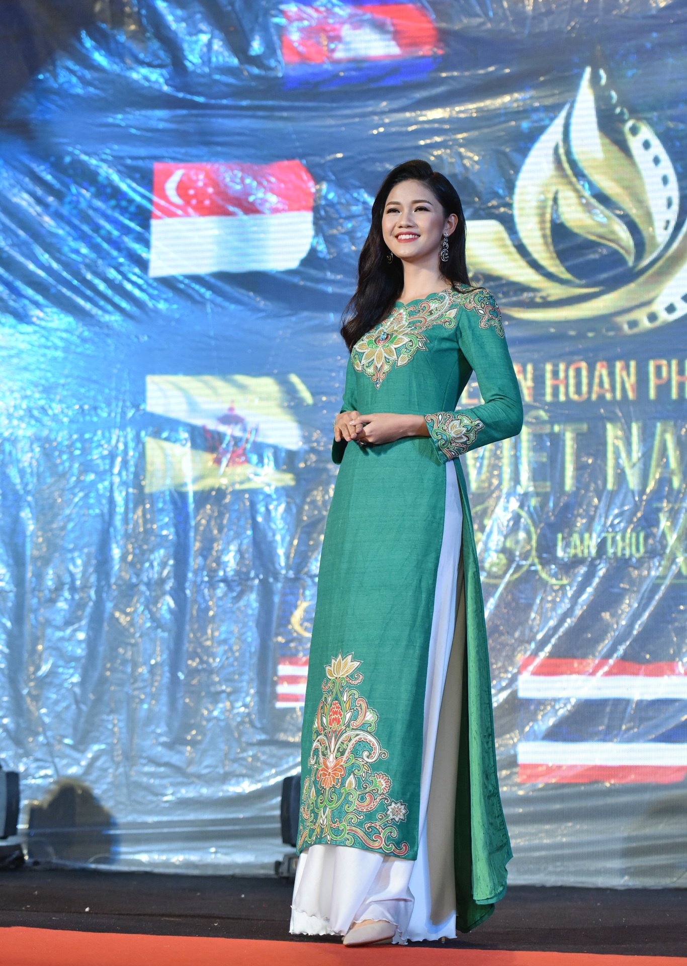 Thanh Tu doi mua dien thoi trang anh 5