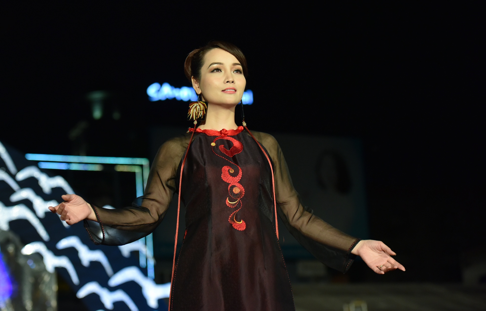 Thanh Tu doi mua dien thoi trang anh 6