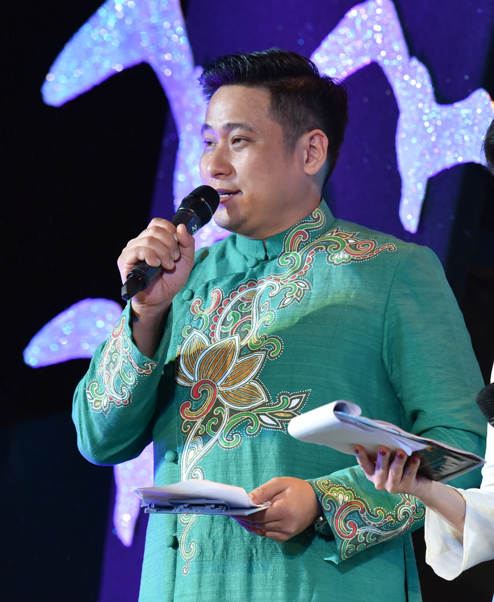 Thanh Tu doi mua dien thoi trang anh 8