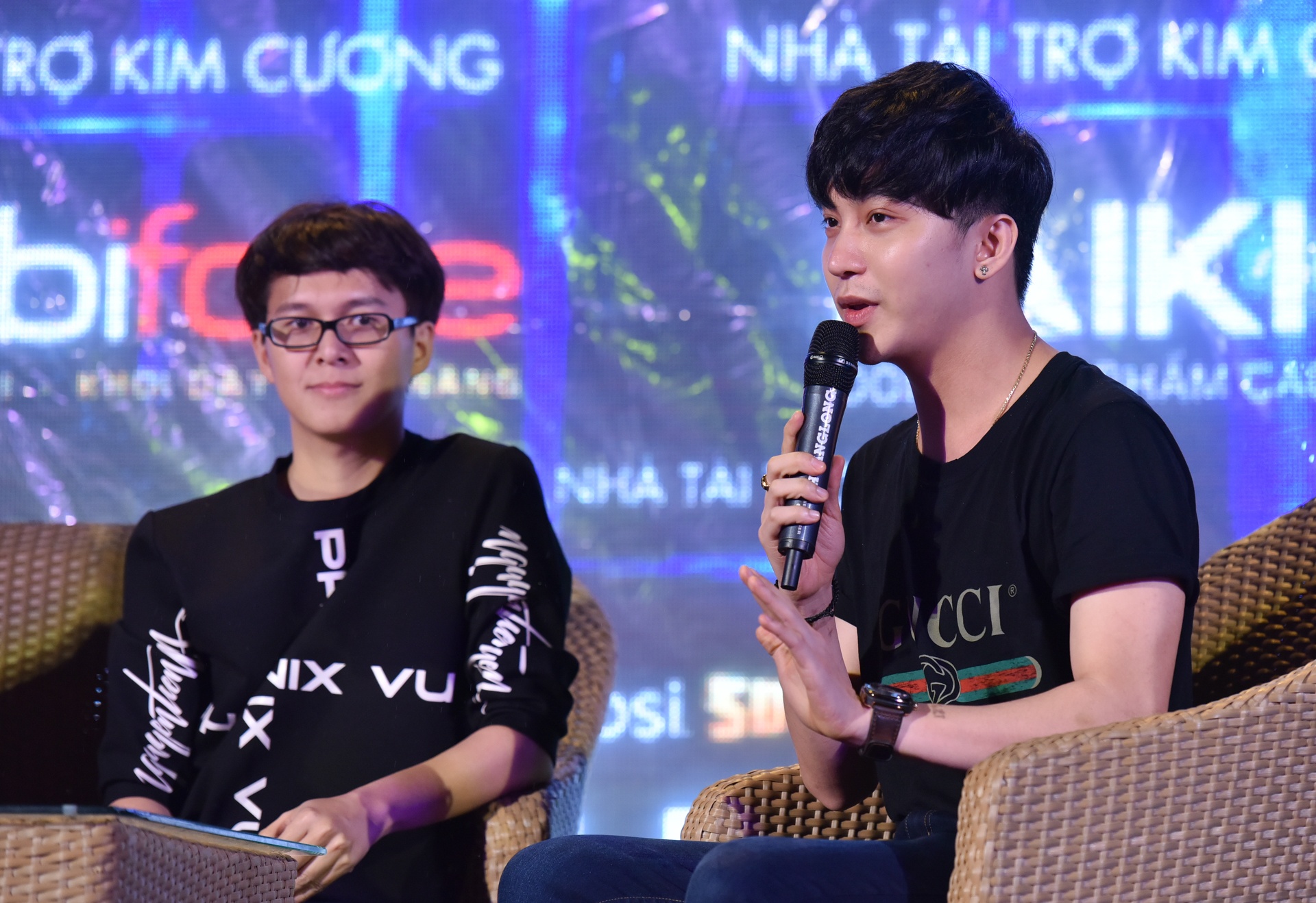 Thanh Tu doi mua dien thoi trang anh 9