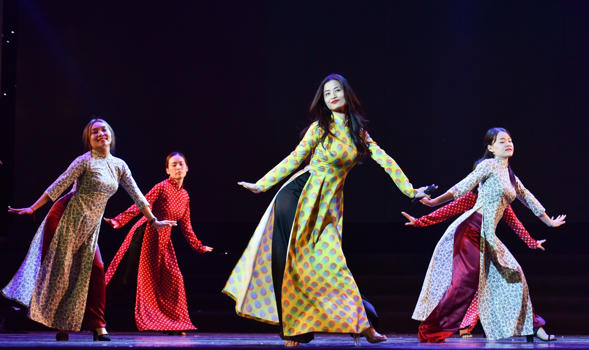 Dong Nhi hat Co ba Sai Gon anh 2