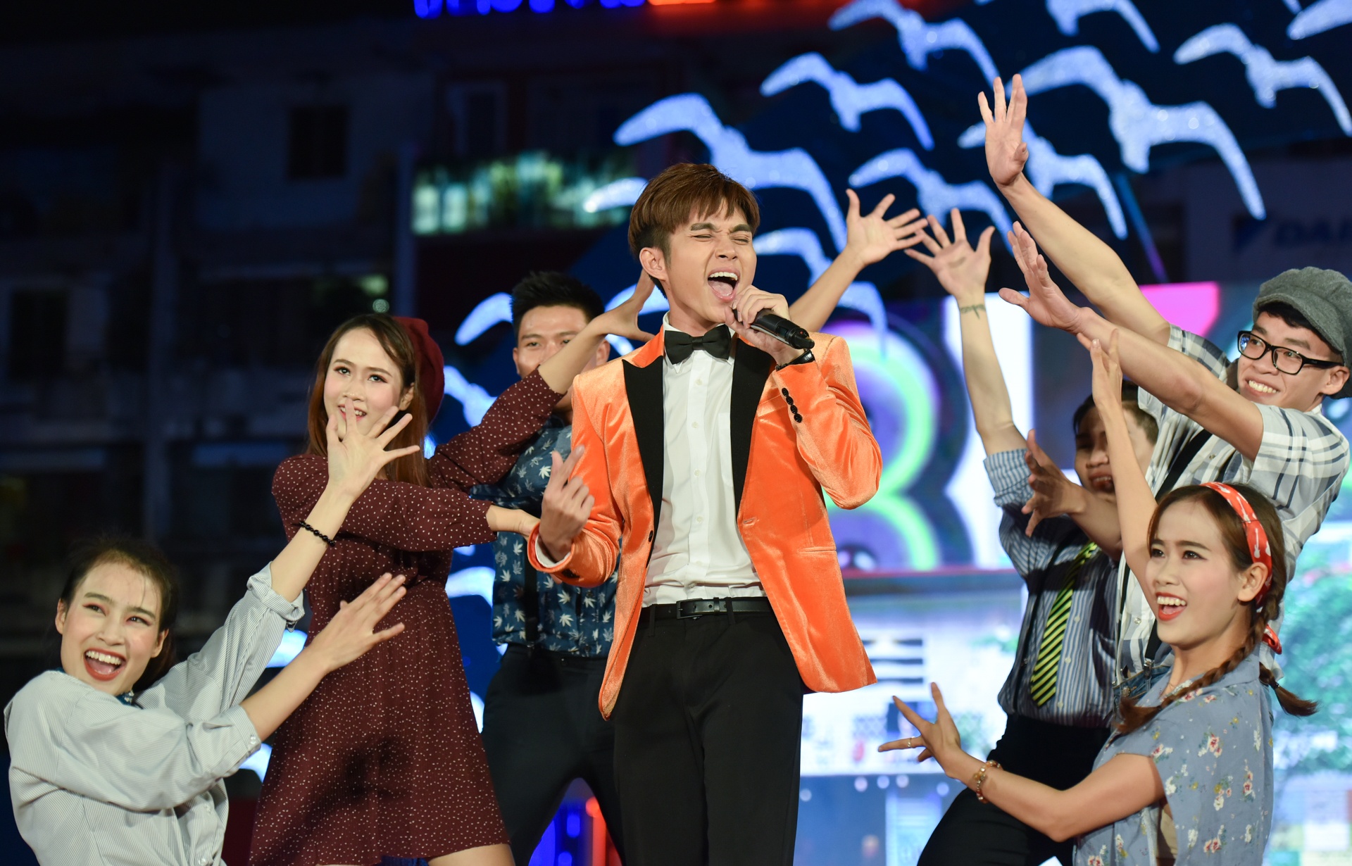 Will bat ngo duoc to chuc sinh nhat anh 4