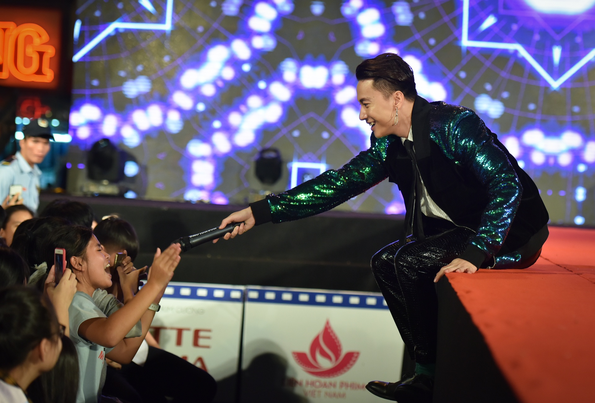 Will bat ngo duoc to chuc sinh nhat anh 5