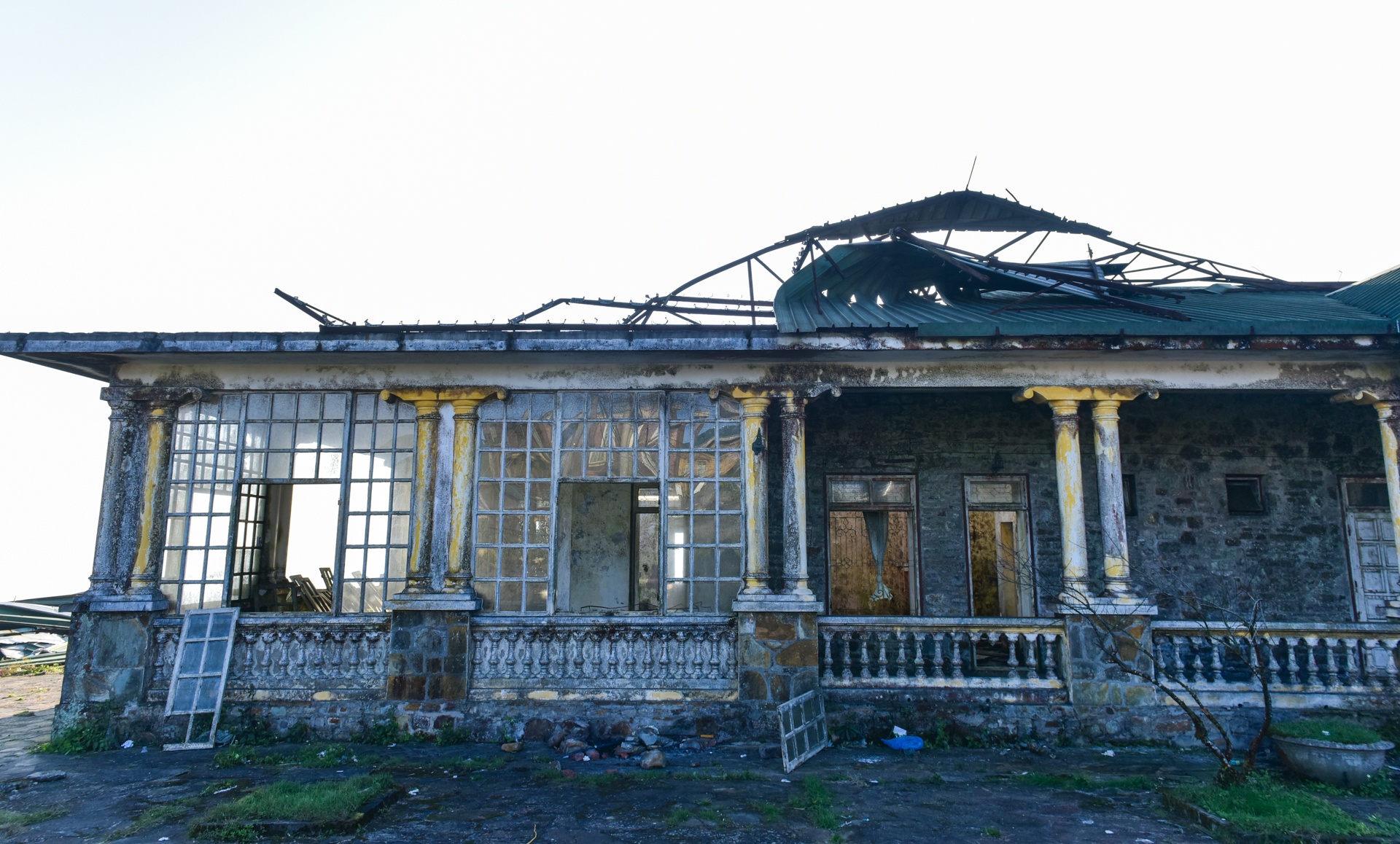 nha nghi bo hoang tren dinh Mau Son anh 10