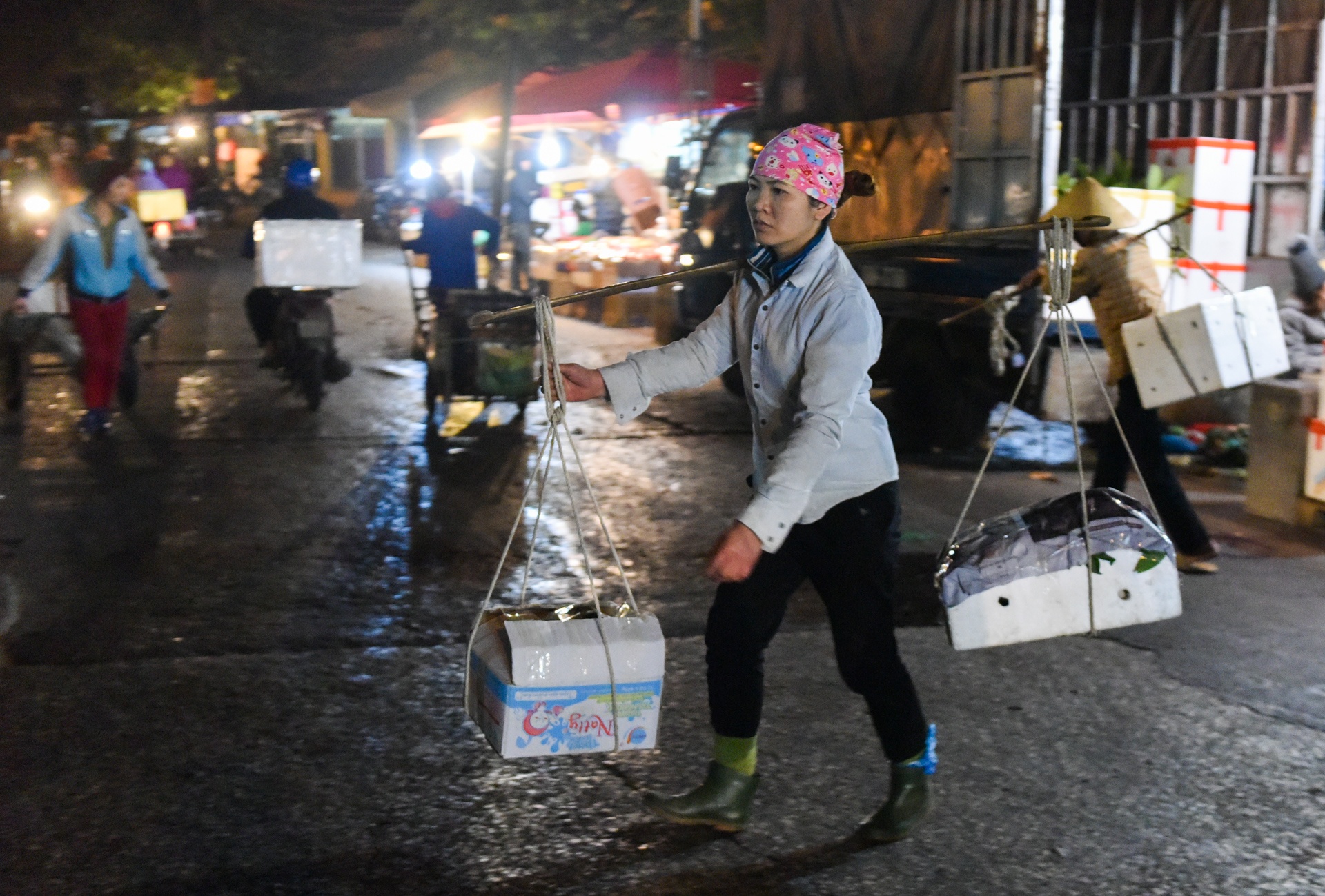 Muu sinh trong dem dong Ha Noi anh 1