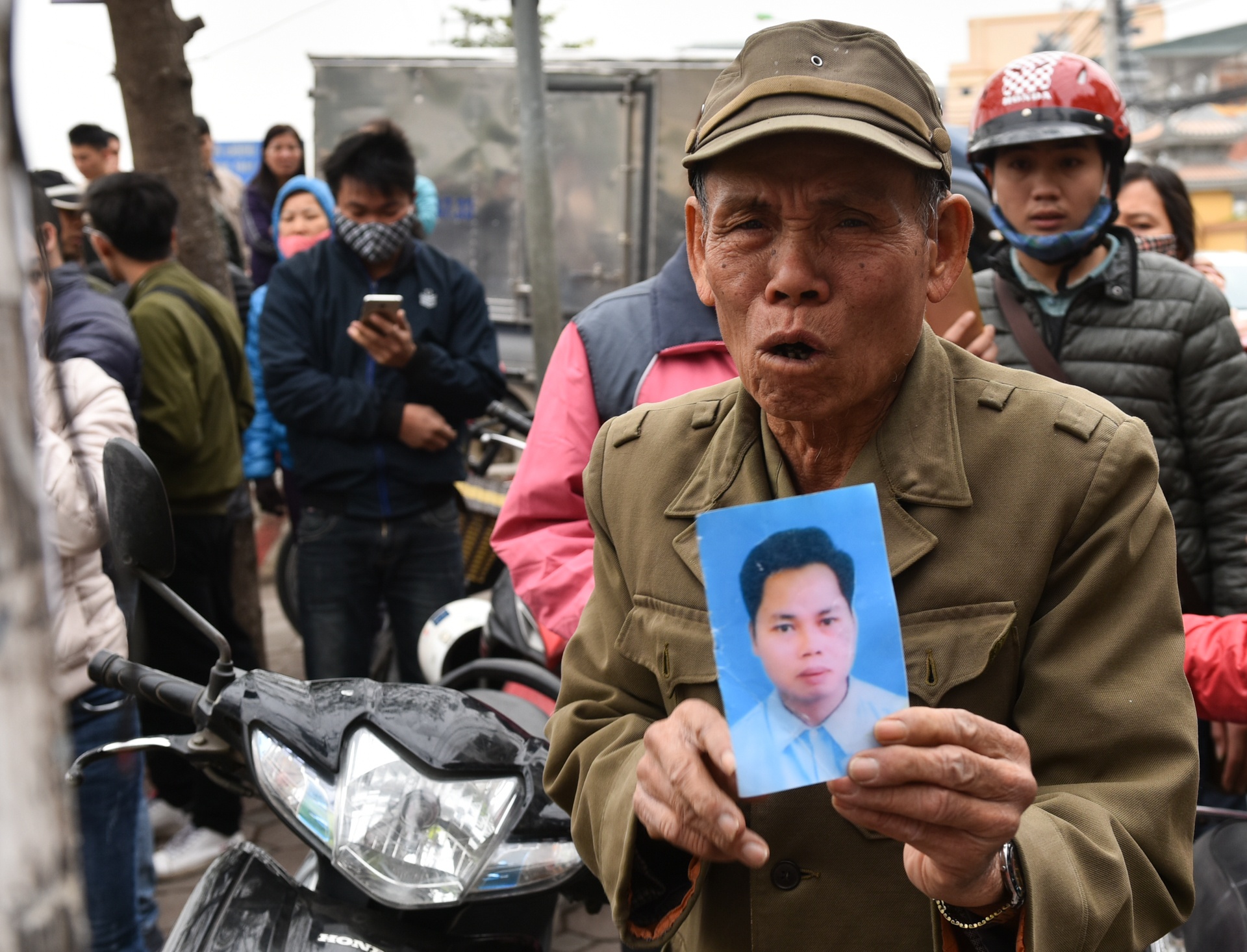 Hay tin thi the noi tren song To Lich, bo mang anh con mat tich ra so hinh anh