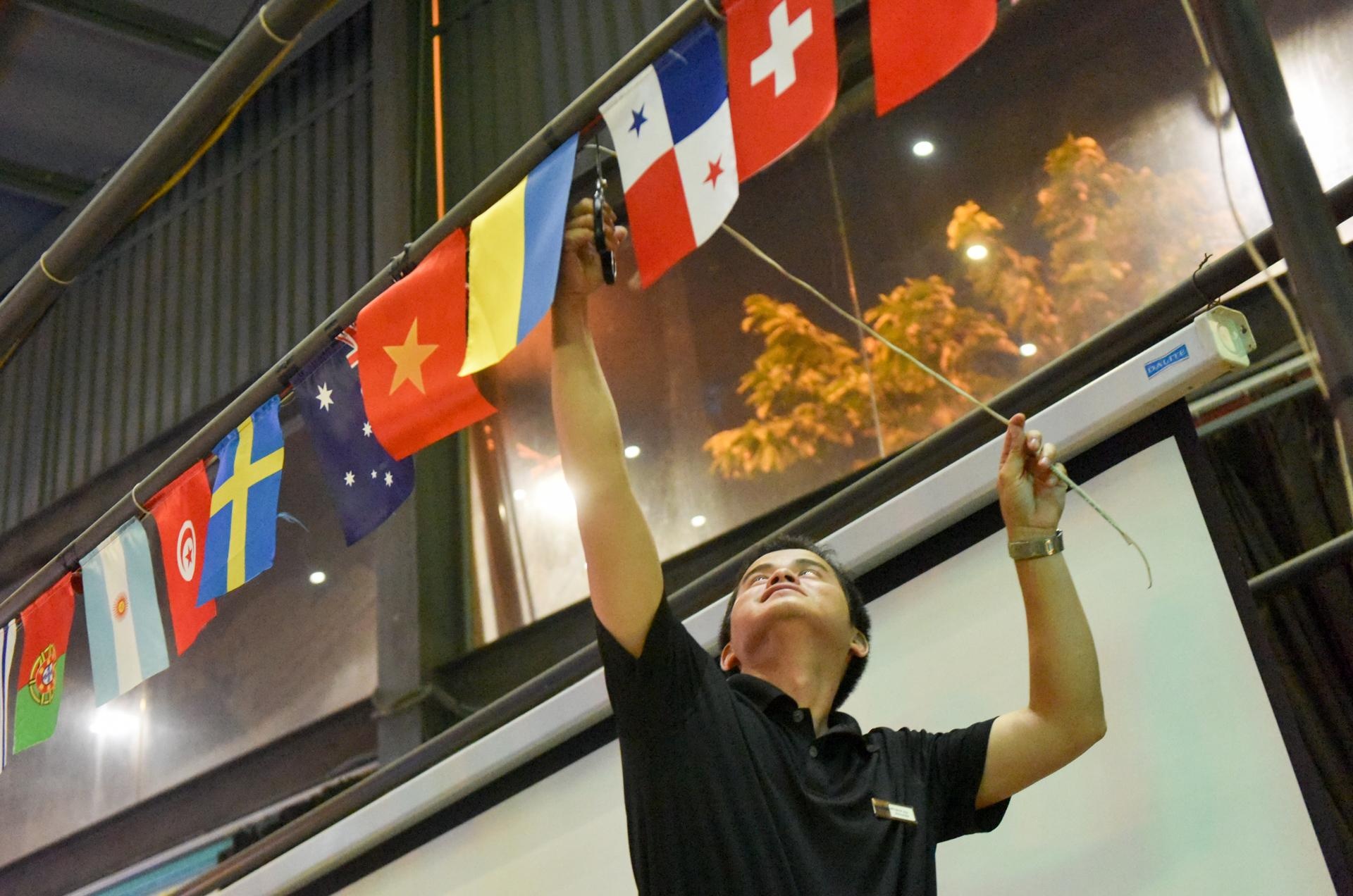 Nguoi ham mo don xem World Cup ngoai via he anh 2