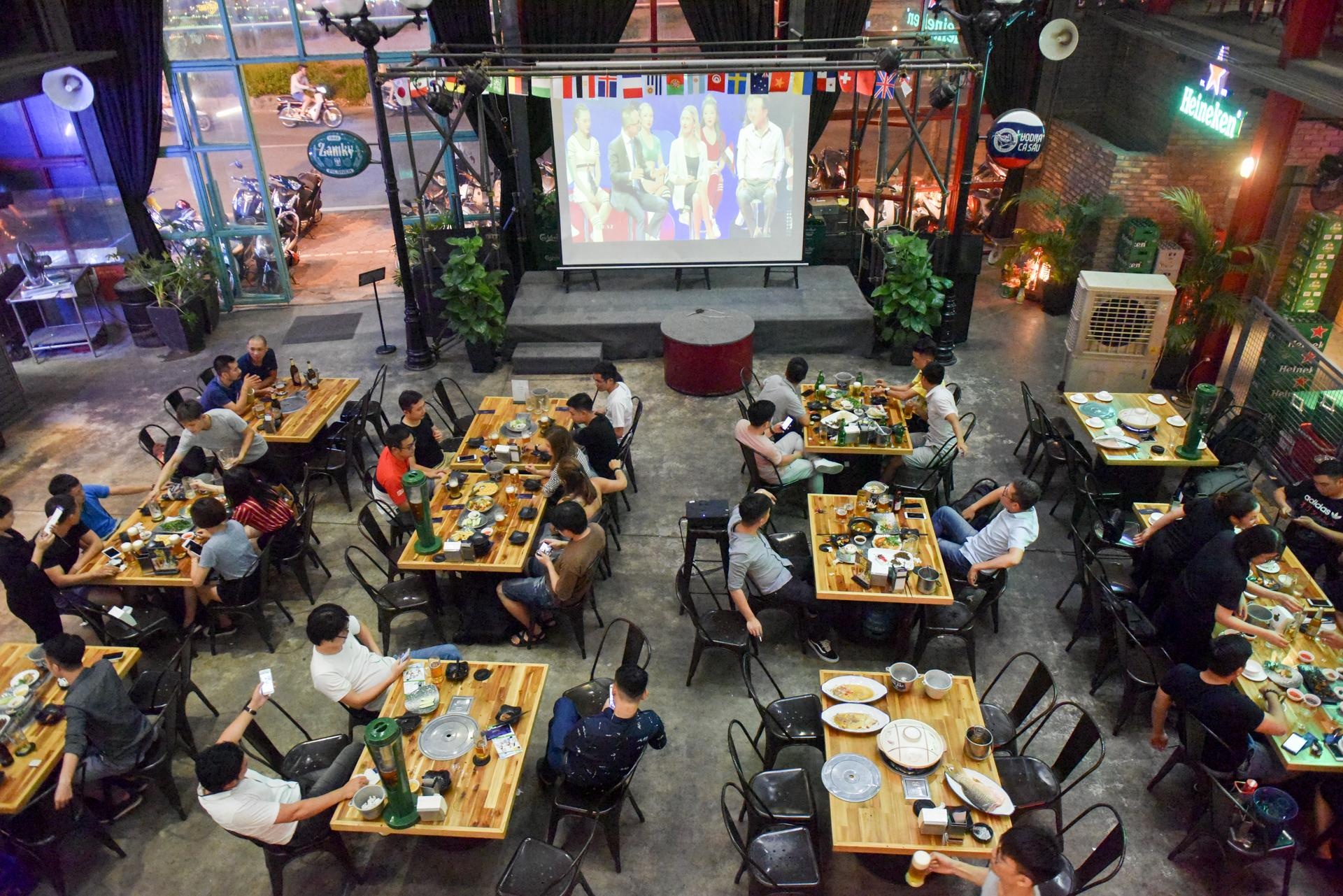 Nguoi ham mo don xem World Cup ngoai via he anh 1