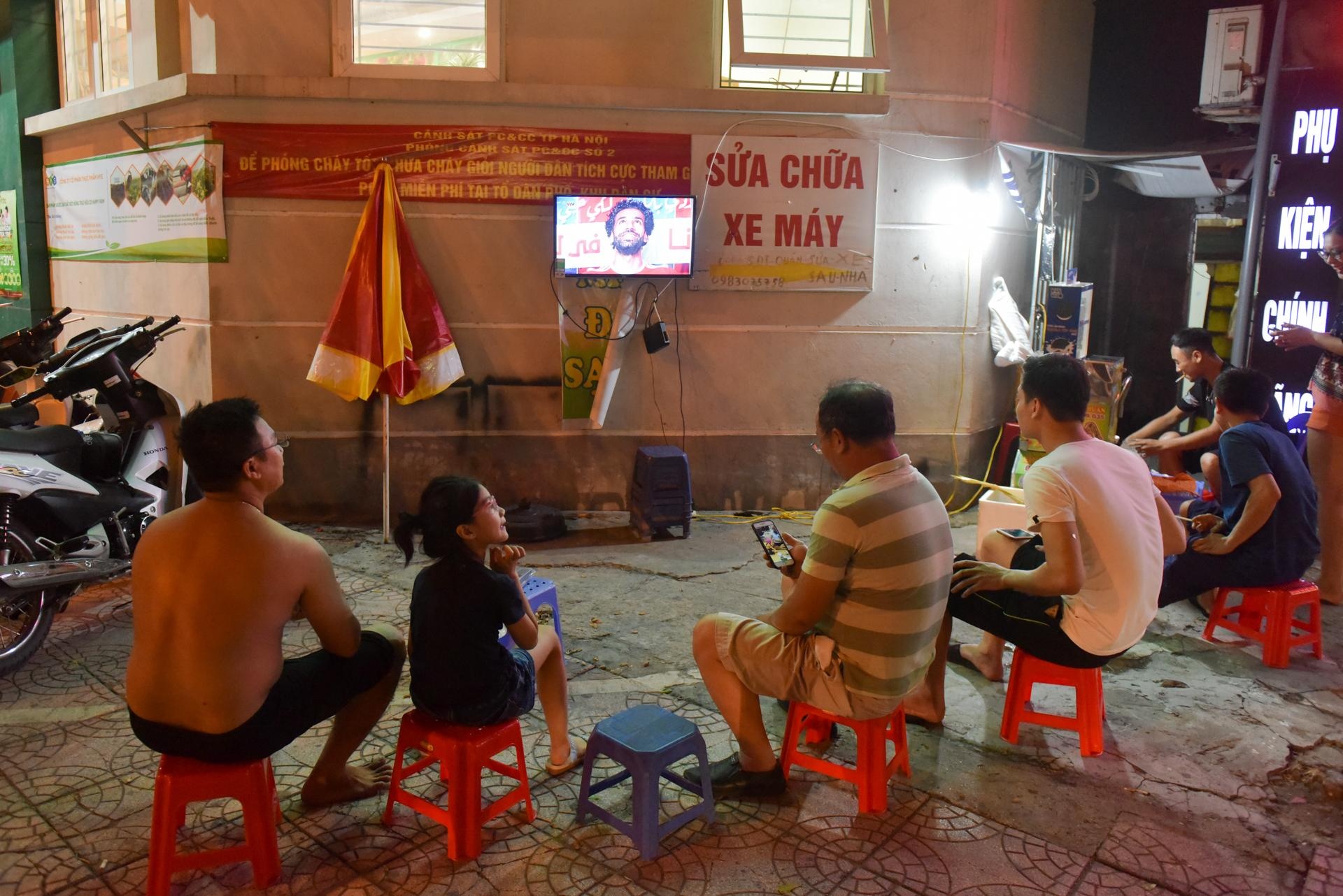 Nguoi ham mo don xem World Cup ngoai via he anh 5